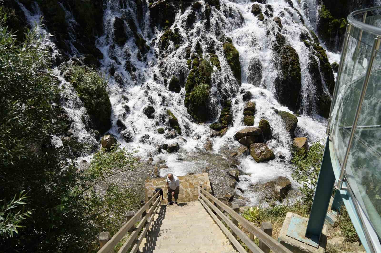 GÜMÜŞHANE’NİN ŞİRAN İLÇESİNDE BULUNAN TOMARA ŞELALESİ, YAZ SICAKLARININ ETKİSİNİ ARTIRDIĞI GÜNLERDE SERİNLEMEK VE DOĞAYLA İÇ İÇE VAKİT GEÇİRMEK İSTEYEN ZİYARETÇİLERİNİ AĞIRLIYOR.