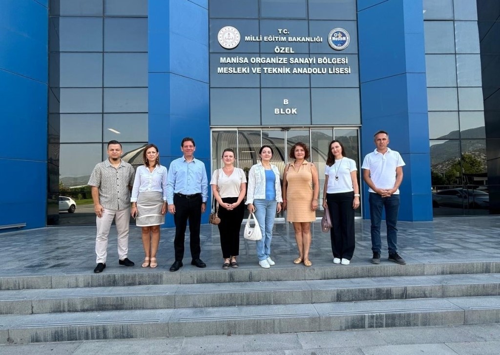 MANİSA BÜYÜKŞEHİR BELEDİYESİ, CEVDET İNCİ EĞİTİM VAKFI VE İZMİR DOKUZ EYLÜL ROTARY KULÜBÜ İŞ BİRLİĞİNDE GENÇ KADINLARIN MESLEK EDİNEREK İSTİHDAMA KATILIMINI DESTEKLEMEK AMACIYLA DÜZENLENEN GAZALTI KAYNAKÇILIĞI KURSU İÇİN BAŞVURULAR BAŞLADI. 18-35 YAŞ ARASINDAKİ KADINLARA YÖNELİK ÜCRETSİZ EĞİTİMDE BAŞARILI OLAN KATILIMCILAR, ULUSLARARASI ALANDA GEÇERLİ MESLEKİ YETERLİLİK KURUMU (MYK) BELGESİ ALMA FIRSATI ELDE EDECEK.