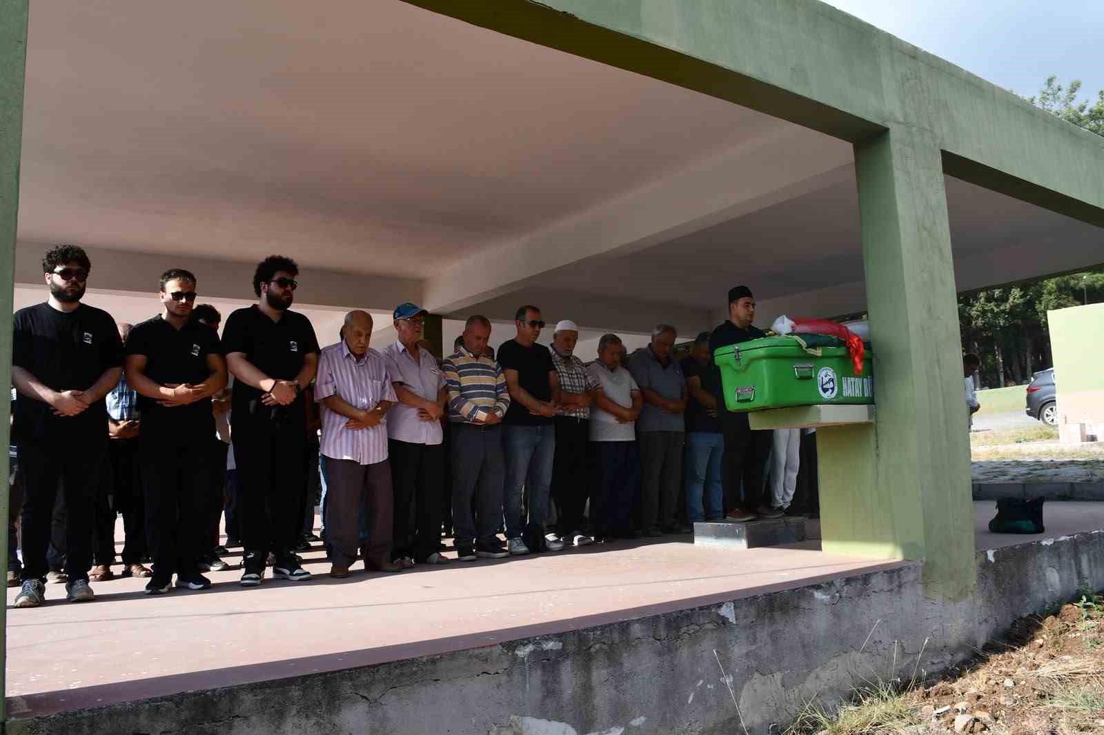 ECEM SON YOLCULUĞUNA GELİNLİĞİNE SARILI TABUTUYLA UĞURLANDI.