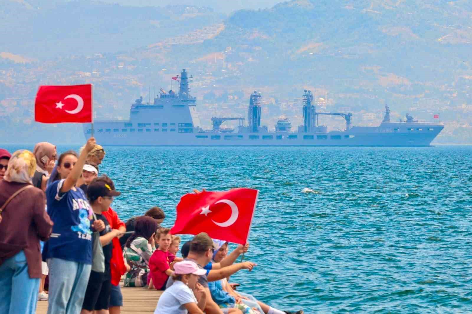 TEKNOFEST MAVİ VATAN ETKİNLİKLERİ ÖNCESİ TÜRK DONANMASININ İZMİT KÖRFEZİ'NDEKİ SELAMLAMA GEÇİŞİ COŞKUYLA İZLENDİ.