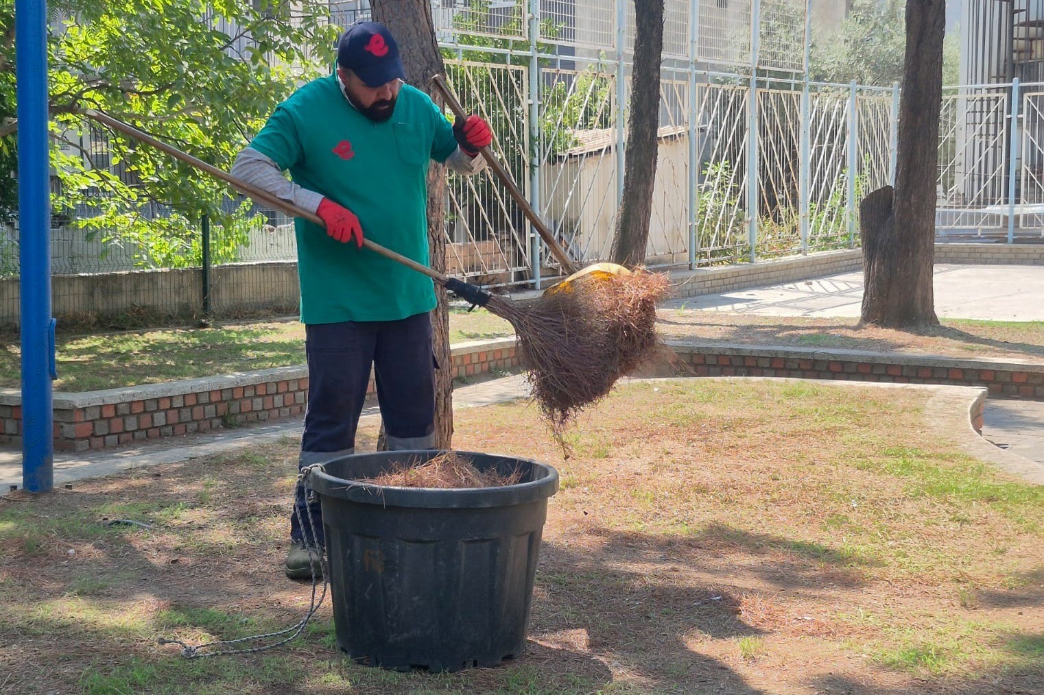 EFELER BELEDİYESİ PARK VE BAHÇELER MÜDÜRLÜĞÜ EKİPLERİ, VATANDAŞLARIN DAHA TEMİZ, DÜZENLİ VE BAKIMLI YEŞİL ALANLARDAN YARARLANABİLMESİ İÇİN ÇALIŞMALARINA DEVAM EDİYOR.