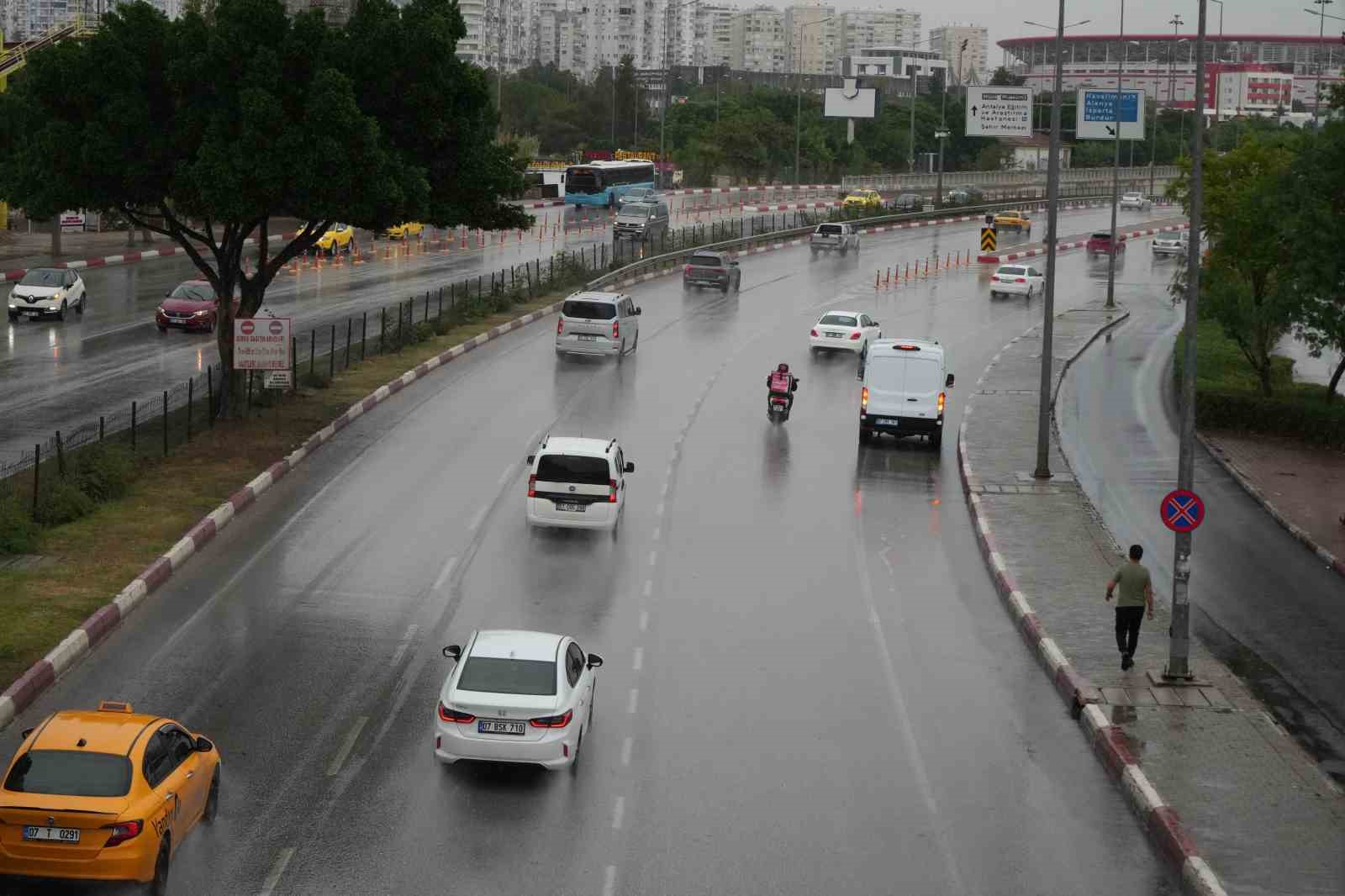 ANTALYA'DA SABAH SAATLERİNDEN İTİBAREN ETKİLİ OLAN SAĞANAK, GÜNLÜK YAŞAMI OLUMSUZ ETKİLEDİ. CADDE VE SOKAKLARDA SU BİRİKİNTİLERİ OLUŞURKEN, KENT SAKİNLERİ VE TURİSTLER ŞEMSİYE VE YAĞMURLUKLARLA YAĞIŞTAN KORUNMAYA ÇALIŞTI.
