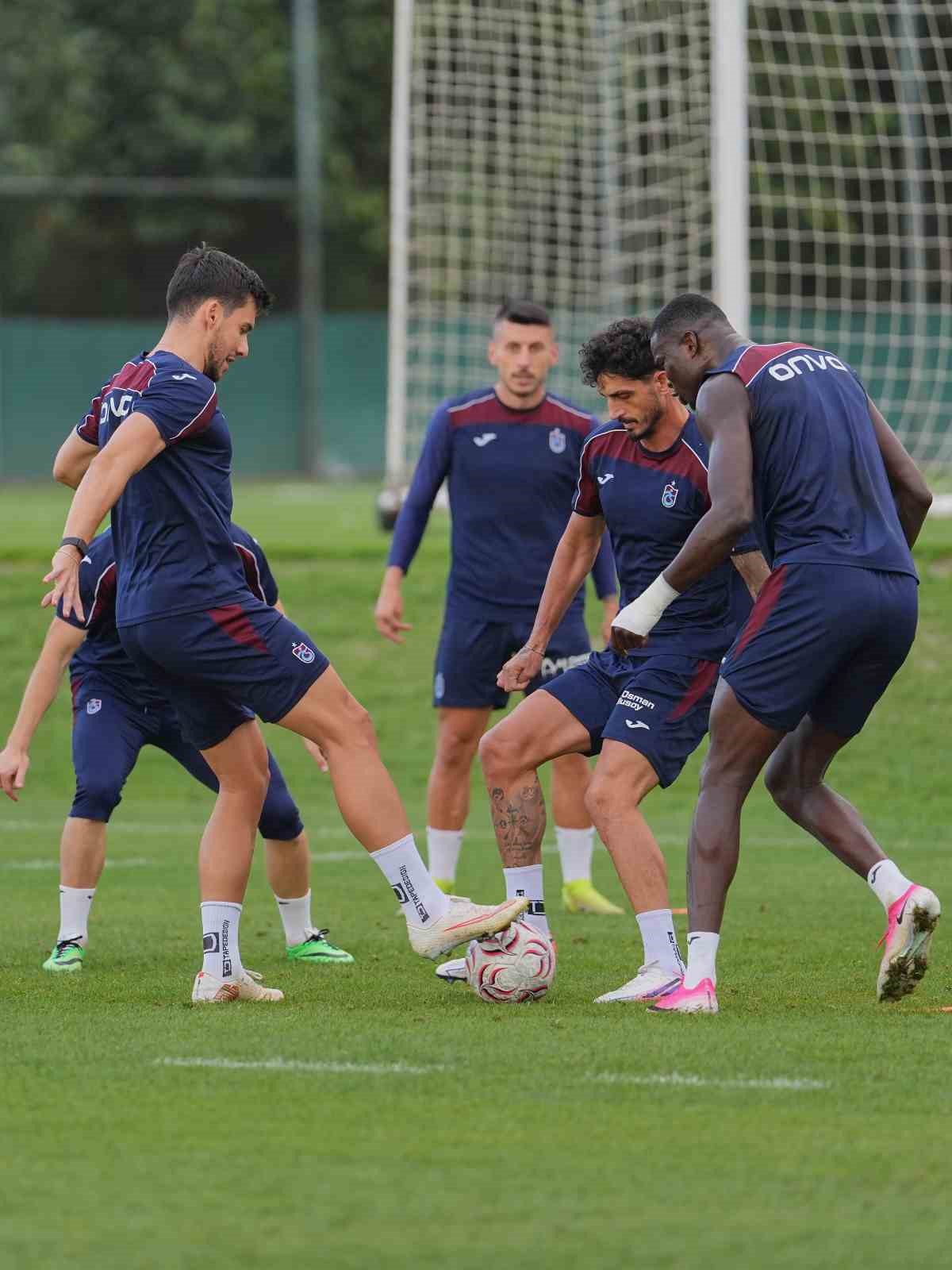 TRABZONSPOR, UEFA AVRUPA LİGİ PLAY-OFF TURU İLK MAÇINDA 20 AĞUSTOS PERŞEMBE GÜNÜ SAHASINDA MACARİSTAN TEMSİLCİSİ FERENCVAROS İLE OYNAYACAĞI KARŞILAŞMANIN HAZIRLIKLARINI SÜRDÜRDÜ.
