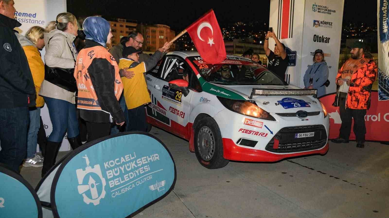 TÜRKİYE RALLİ ŞAMPİYONASI’NIN 6. AYAĞI OLAN 43. KOCAELİ RALLİSİ’NİN STARTI DÜN İZMİT MİLLİ İRADE MEYDANI’NDA  VERİLDİ. 80 SPORCUNUN MÜCADELE ETTİĞİ ORGANİZASYONDA PİLOTLAR, İZMİT, KANDIRA VE DERİNCE SINIRLARINDAKİ 9 ÖZEL ETAPTA TOPLAM 111 KİLOMETRELİK PARKURU TAMAMLAMAK İÇİN YARIŞIYOR.