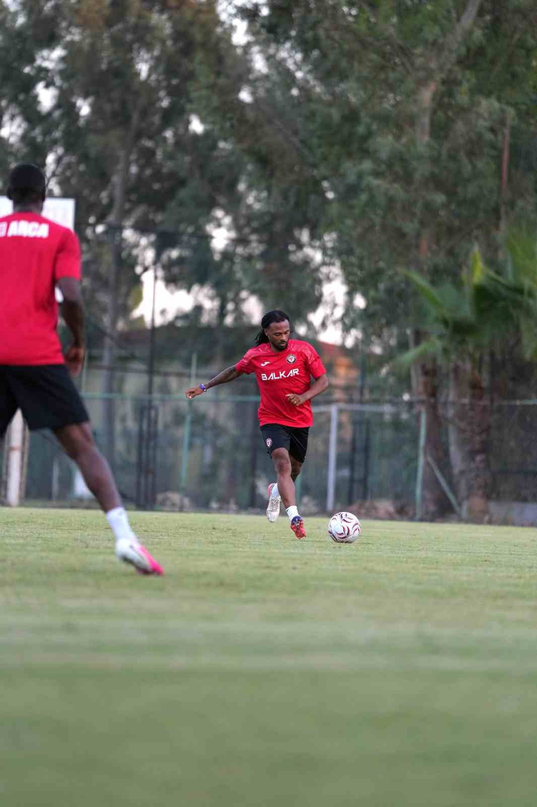 TRENDYOL SÜPER LİG EKİPLERİNDEN ÇORUM FK, MİLLÎ MAÇLAR NEDENİYLE LİGE VERİLEN ARADA GERÇEKLEŞTİRECEĞİ KAMP ÇALIŞMALARI İÇİN ANTALYA’DA TOPLANDI. KIRMIZI-SİYAHLI EKİP KAMPIN İLK İDMANINI SÜRDÜRDÜ.