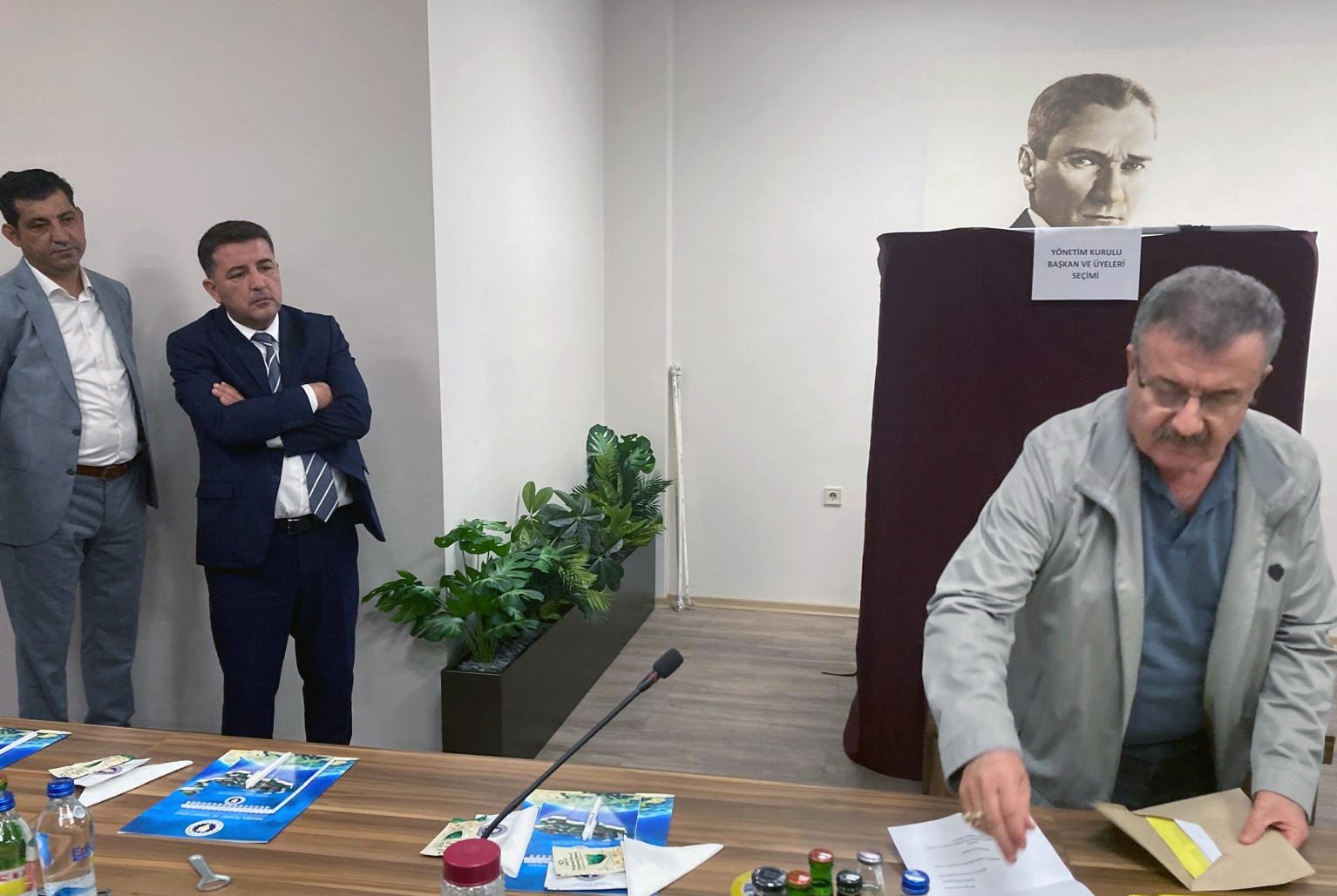 MANİSA TİCARET VE SANAYİ ODASI’NDA 2026-2030 DÖNEMİ ORGAN SEÇİMLERİ TAMAMLANDI. YÖNETİM KURULU BAŞKANLIĞI SEÇİMİNDE MEHMET YILMAZ’IN ÖNCÜLÜĞÜNDEKİ SARI LİSTE 54 OY ALIRKEN, GENCAY ESENDAĞ’IN BEYAZ LİSTESİ 6 OYDA KALDI. GEÇERLİ OYLARIN ÇOK BÜYÜK ÇOĞUNLUĞUNU ALAN MEHMET YILMAZ, ÜÇÜNCÜ KEZ YÖNETİM KURULU BAŞKANLIĞINA SEÇİLEREK GÜVEN TAZELEDİ.