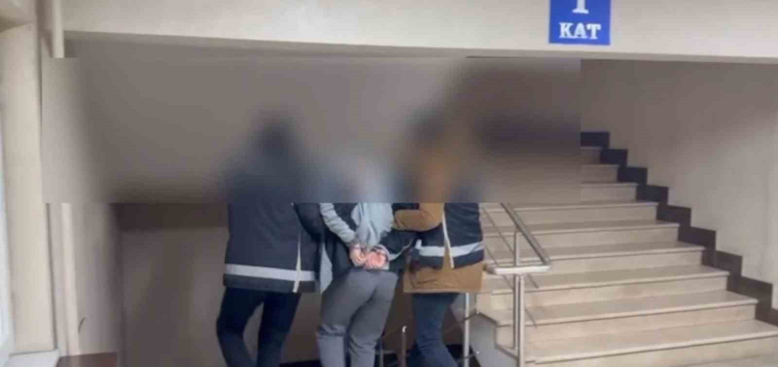 İŞ İNSANLARI VE ESNAFLARA YÖNELİK EL BOMBALI VE MOLOTOFLU 21 AYRI EYLEM HAZIRLIĞINDAKİ 3 ÖRGÜT MENSUBU YAKALANDI. KOD İSİMLERİYLE FAALİYET YÜRÜTEN  3 ŞÜPHELİ, SEVK EDİLDİKLERİ ADLİ MAKAMLARCA TUTUKLANARAK CEZAEVİNE GÖNDERİLDİ.