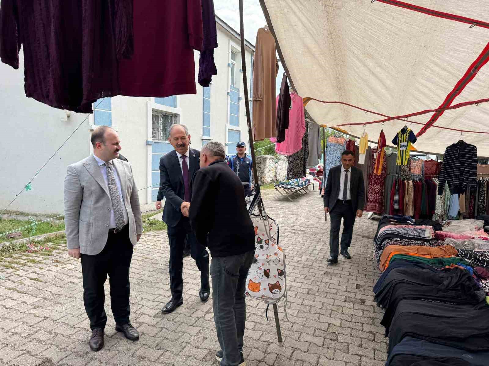 ARPAÇAY’DA KAYMAKAM GÜVENÇ VE BAŞKAN ELMA’DAN PAZAR ZİYARETİ(KARS-İHA)
