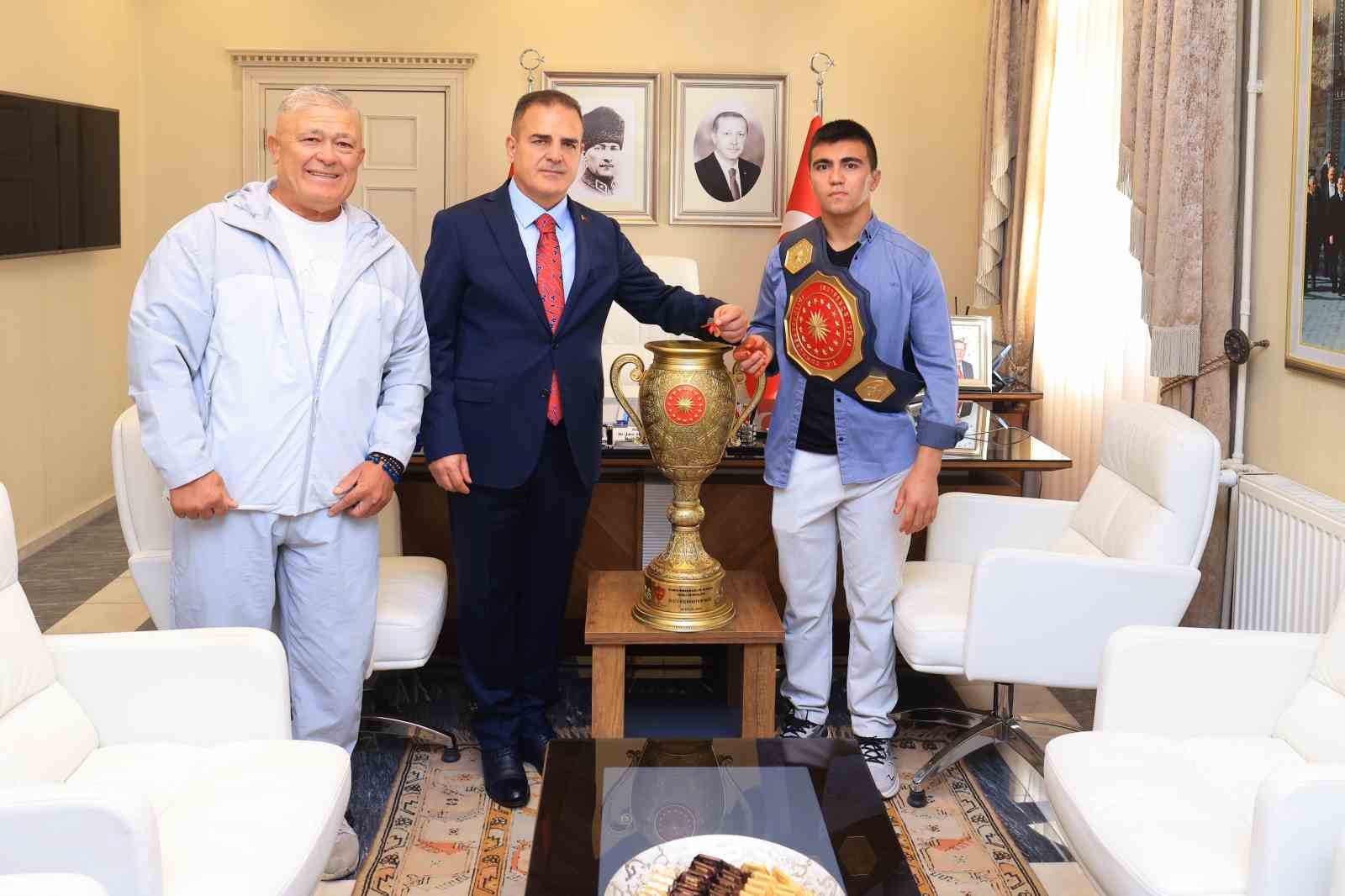 MUĞLALI GENÇ PEHLİVAN BUĞRA VALİ AKBIYIK’I ZİYARET ETTİ