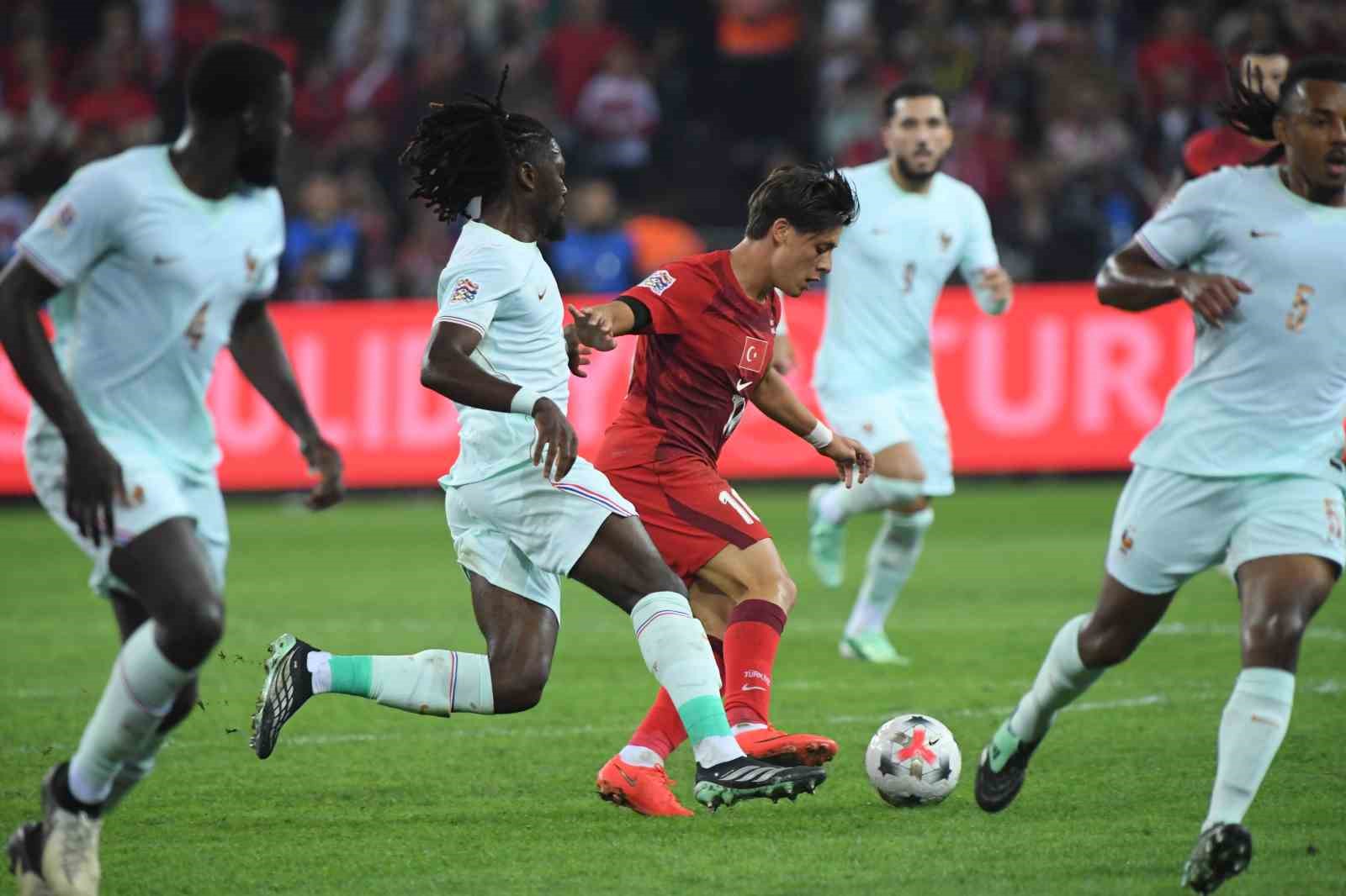 A MİLLİ FUTBOL TAKIMI, UEFA ULUSLAR A LİGİ 1. GRUP İLK MAÇINDA FRANSA İLE KOCAELİ'DE KARŞILAŞIYOR. MÜCADELENİN İLK YARISI GOLSÜZ EŞİTLİKLE TAMAMLANDI.
