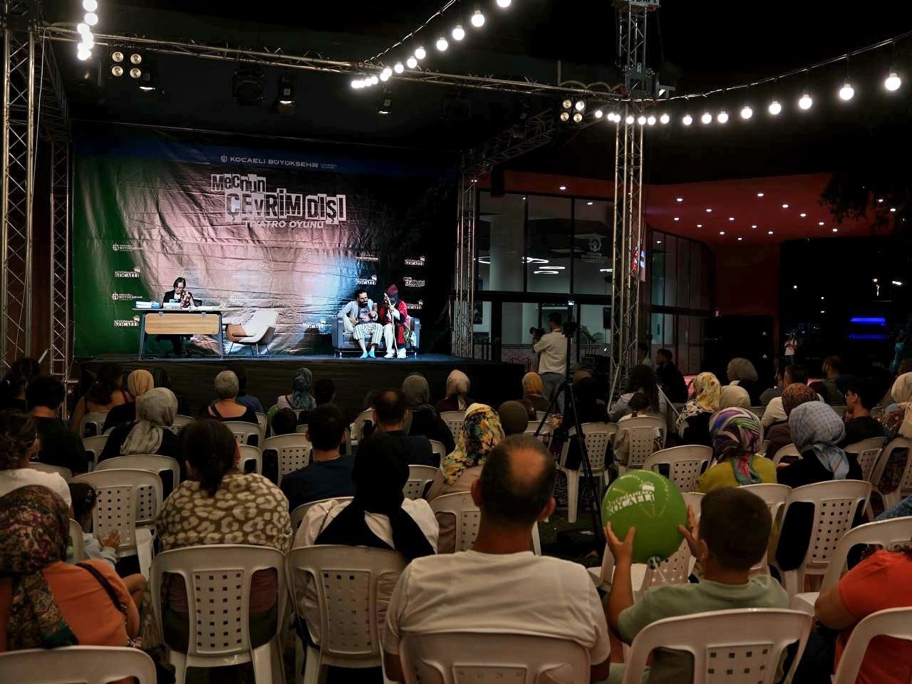 KOCAELİ’DE KÜTÜPHANELER, TİYATROYLA SANAT DOLU YAZ AKŞAMLARINA EV SAHİPLİĞİ YAPIYOR. ALEV ALATLI KÜTÜPHANESİ’NDE SAHNELENEN “MECNUN ÇEVRİM DIŞI” OYUNU, YAKLAŞIK 200 KİŞİYİ BULUŞTURDU.