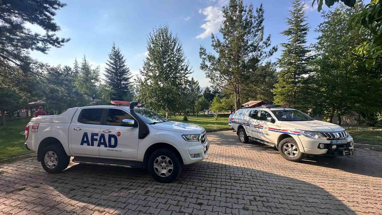 ALADAĞLAR'DA TIRMANIŞ SIRASINDA DÜŞEREK KOLUNU KIRAN İNGİLİZ DAĞCI, EKİPLERİN HELİKOPTER DESTEKLİ YÜRÜTTÜĞÜ ÇALIŞMALARIN ARDINDAN KURTARILARAK HASTANEYE KALDIRILDI.