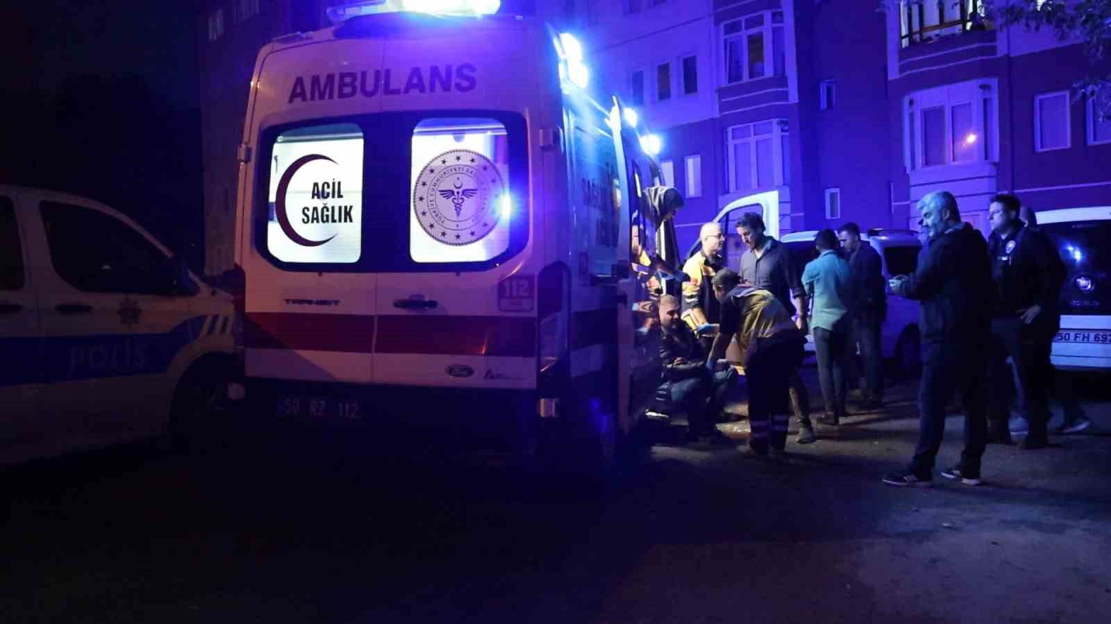 NEVŞEHİR’DE AİLE İÇERİSİNDE ÇIKAN KAVGADA KIRILAN CAMLAR NEDENİYLE YARALANAN 2 KİŞİ HASTANEYE KALDIRILIRKEN, YARALILARDAN MURAT B.’NİN AMBULANSA BİNDİRİLDİĞİ SIRADA SAĞLIK GÖREVLİSİNE, "ABLA BEN ÖLÜYOM MU, ALLAH’INI SEVERSEN ÖLÜYON DE" ŞEKLİNDEKİ SÖZLERİ DİKKAT ÇEKTİ.
