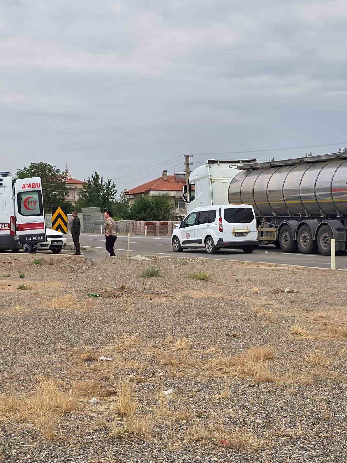 ISPARTA'NIN ŞARKİKARAĞAÇ İLÇESİNDE İKİ ARACIN KAVŞAKTA ÇARPIŞMASI SONUCU 5 KİŞİ YARALANDI.
