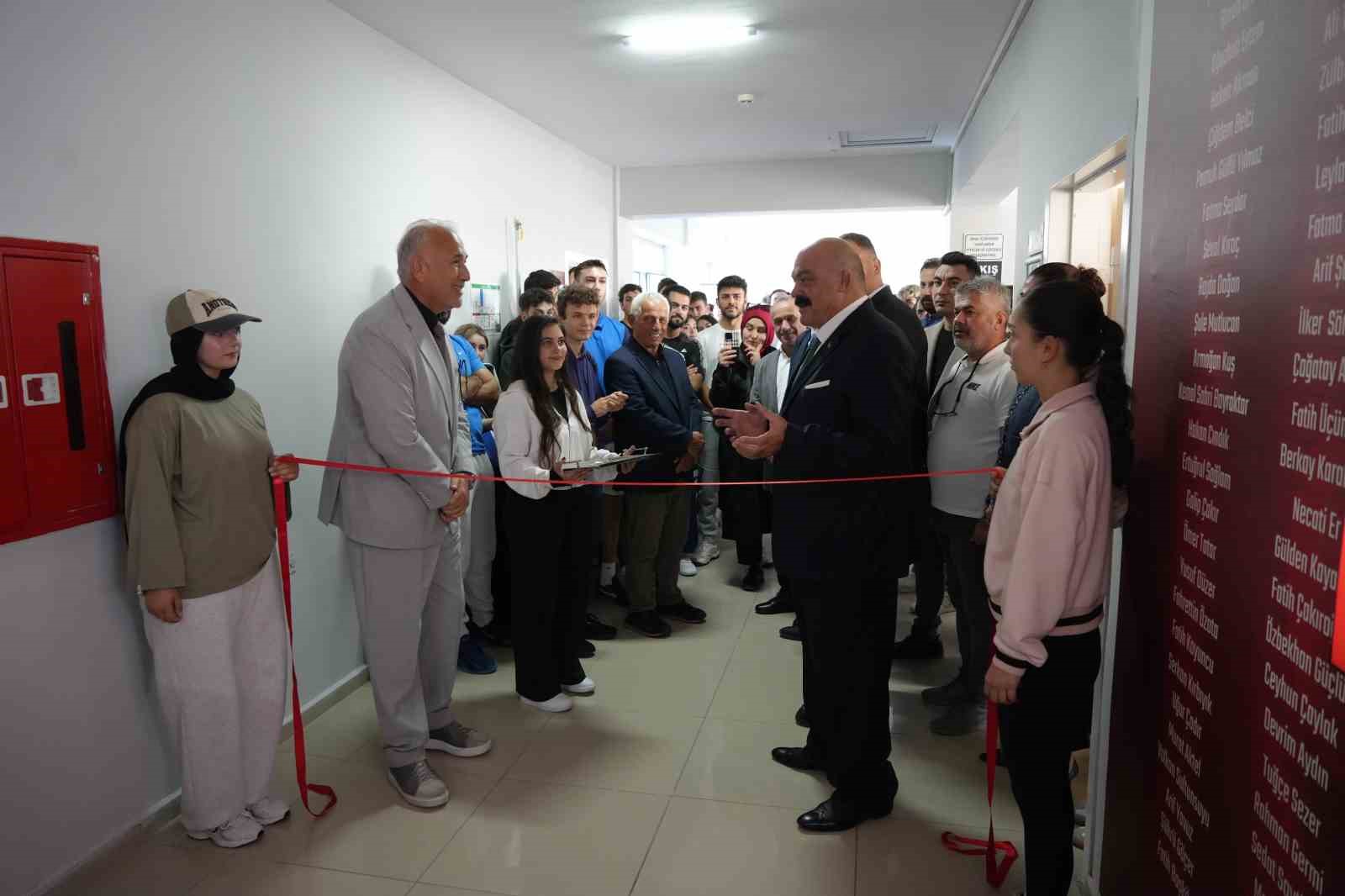ONDOKUZ MAYIS ÜNİVERSİTESİ (OMÜ) YAŞAR DOĞU SPOR BİLİMLERİ FAKÜLTESİNDE TÜRK SPORUNA VE ÜNİVERSİTEYE KATKI SUNAN MİLLİ SPORCULARIN İSİMLERİNİN YAŞATILMASI AMACIYLA HAZIRLANAN "ONUR DUVARI" TÖRENLE AÇILDI.