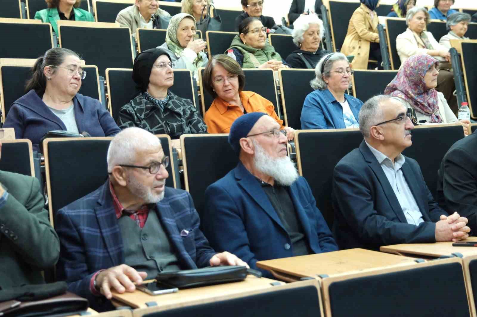 TOKAT GAZİOSMANPAŞA ÜNİVERSİTESİ BÜNYESİNDEKİ TAZELENME ÜNİVERSİTESİ’NDE YENİ EĞİTİM DÖNEMİNİN İLK DERSİNİ VEREN REKTÖR PROF. DR. FATİH YILMAZ’IN ÖĞRENCİLERİ ARASINDA BABASI VE LİSE DÖNEMİNDEKİ İNGİLİZCE ÖĞRETMENİ DE YER ALDI.