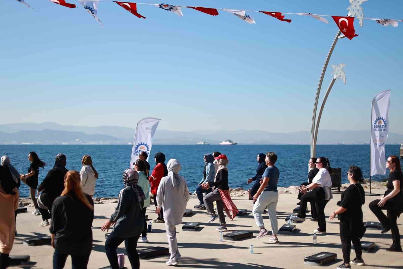 GEBZE’DE KADINLAR, SAHİLDE EĞİTMEN EŞLİĞİNDE STEP VE AEROBİK YAPARAK AÇIK HAVADA SPORUN TADINI ÇIKARDI.
