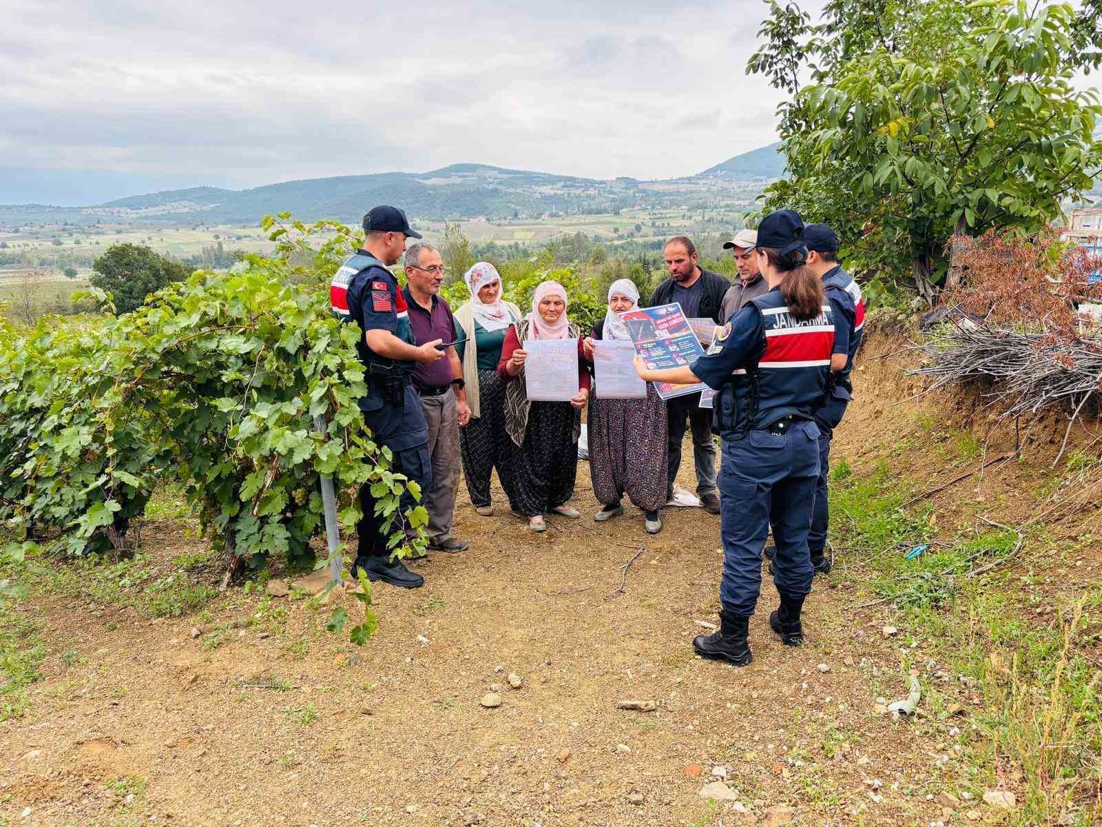 TOKAT İL JANDARMA KOMUTANLIĞI EKİPLERİ, ÇOCUKLARIN SİLAHLARA ERİŞİMİNİ ÖNLEMEK VE AİLELERİ GÜVENLİ SİLAH MUHAFAZASI KONUSUNDA BİLİNÇLENDİRMEK AMACIYLA BROŞÜR DAĞITTI.
