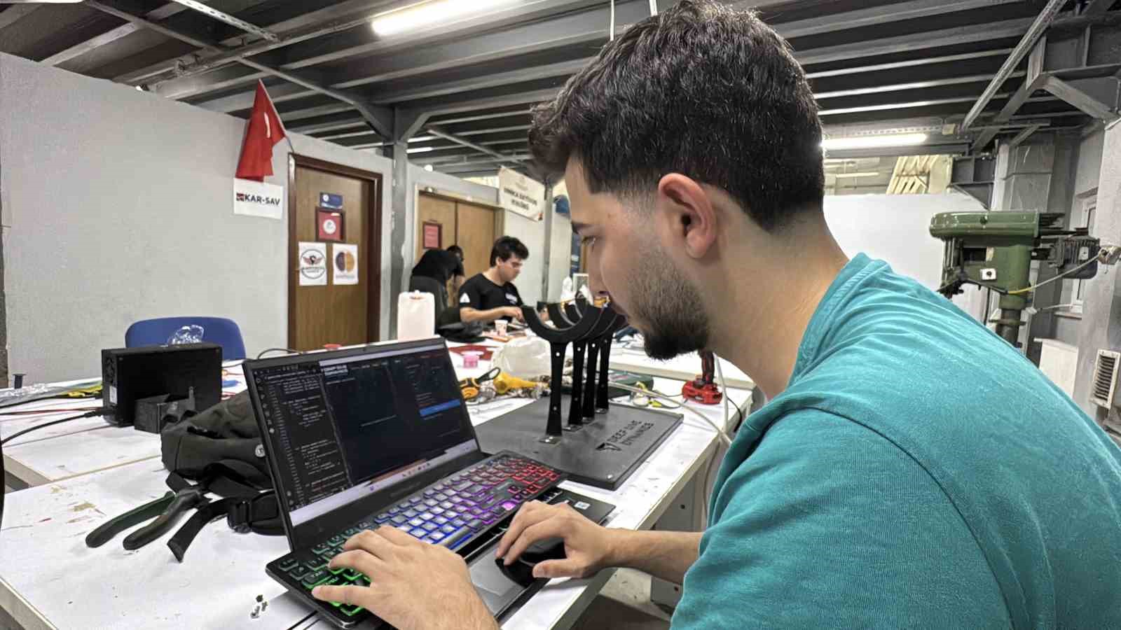 KARABÜK ÜNİVERSİTESİ ÖĞRENCİLERİ, 4 YILLIK AR-GE ÇALIŞMALARI SONUCUNDA GELİŞTİRDİKLERİ, MOTOR VE AYDINLATMA SİSTEMLERİNİ DE KENDİLERİNİN ÜRETTİĞİ İNSANSIZ SU ALTI ARACIYLA TEKNOFEST 2026 FİNALİNDE BİRİNCİLİK MÜCADELESİ VERECEK.