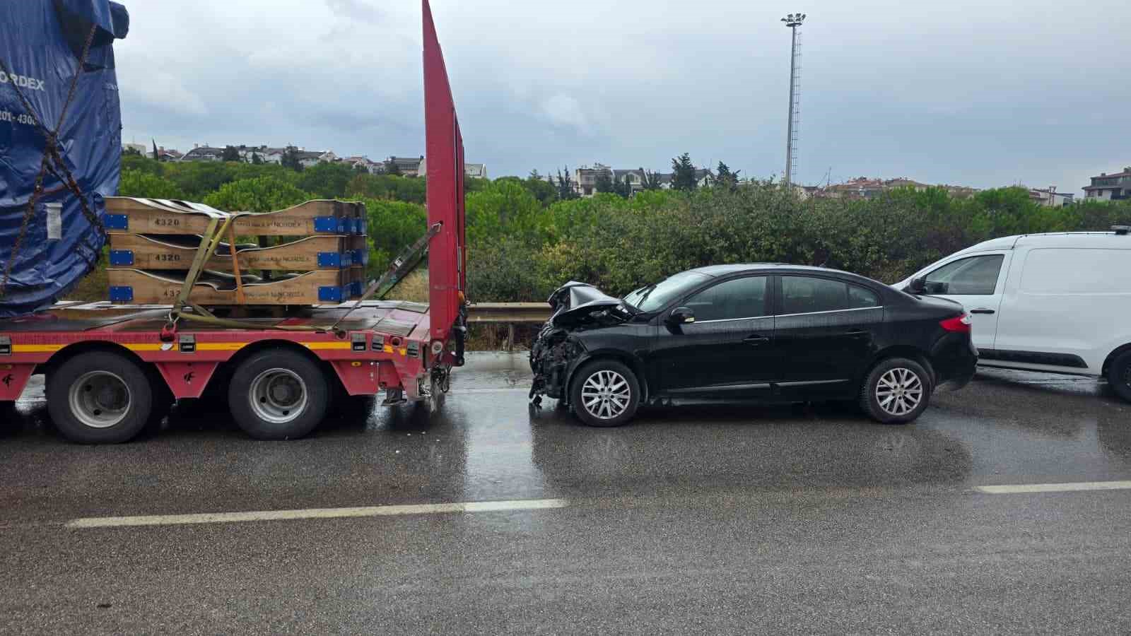 BANDIRMA’DA HAVA ÜSSÜ KAVŞAĞI’NDA RÜZGAR GÜLÜ GÖVDESİ TAŞIYAN AĞIR NAKLİYAT ARACINA OTOMOBİLİN ARKADAN ÇARPMASI SONUCU MEYDANA GELEN TRAFİK KAZASINDA 2’Sİ ÇOCUK 4 KİŞİ YARALANDI.