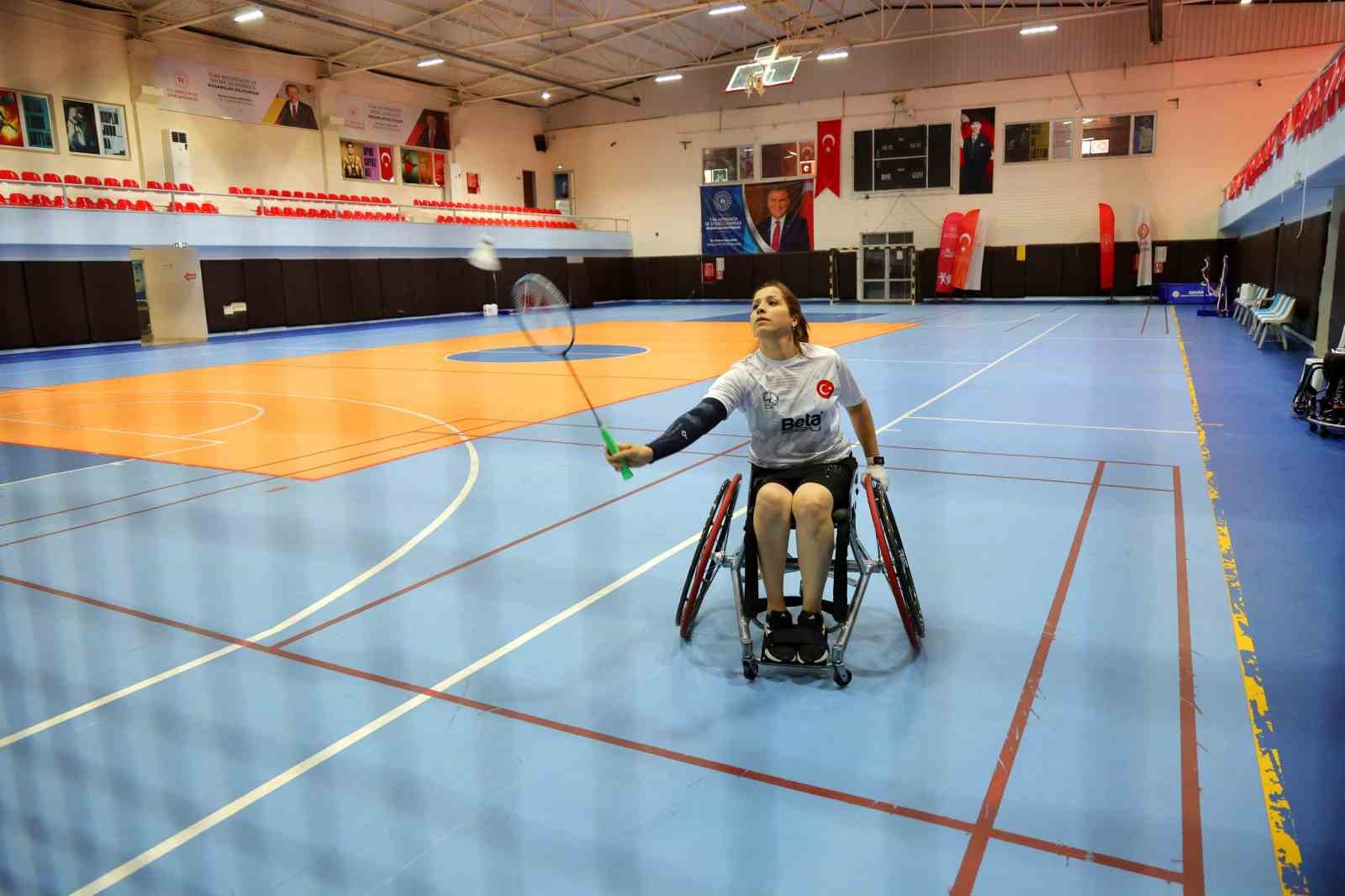 JAPONYA'DA DÜZENLENEN ULUSLARARASI PARA BADMİNTON TURNUVASI'NDA MÜCADELE EDEN ADANALI MİLLİ SPORCU NARİN ULUÇ, TEK KADINLAR KATEGORİSİNDE DÜNYA ÜÇÜNCÜSÜ OLARAK BRONZ MADALYA KAZANDI.