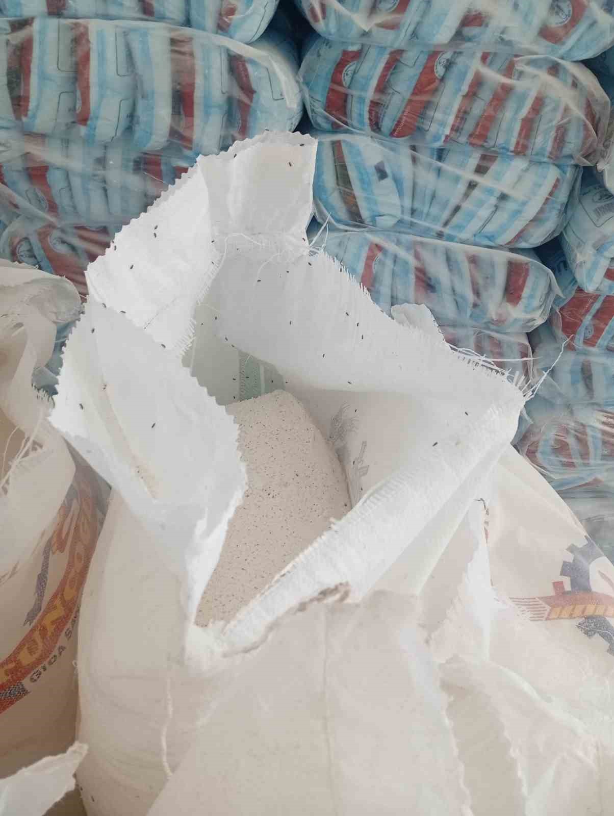 BARTIN'DA ZABITA EKİPLERİ BİR İŞ YERİNE YAPTIĞI DENETİMDE YAKLAŞIK 7.5 TON BÖCEKLENMİŞ VE TARİHİ GEÇMİŞ UN ELE GEÇİRDİ. ELENEREK YENİDEN PİYASAYA SÜRÜLECEĞİ TESPİT EDİLEN UNLARA EL KONULARAK İMHA EDİLDİ.