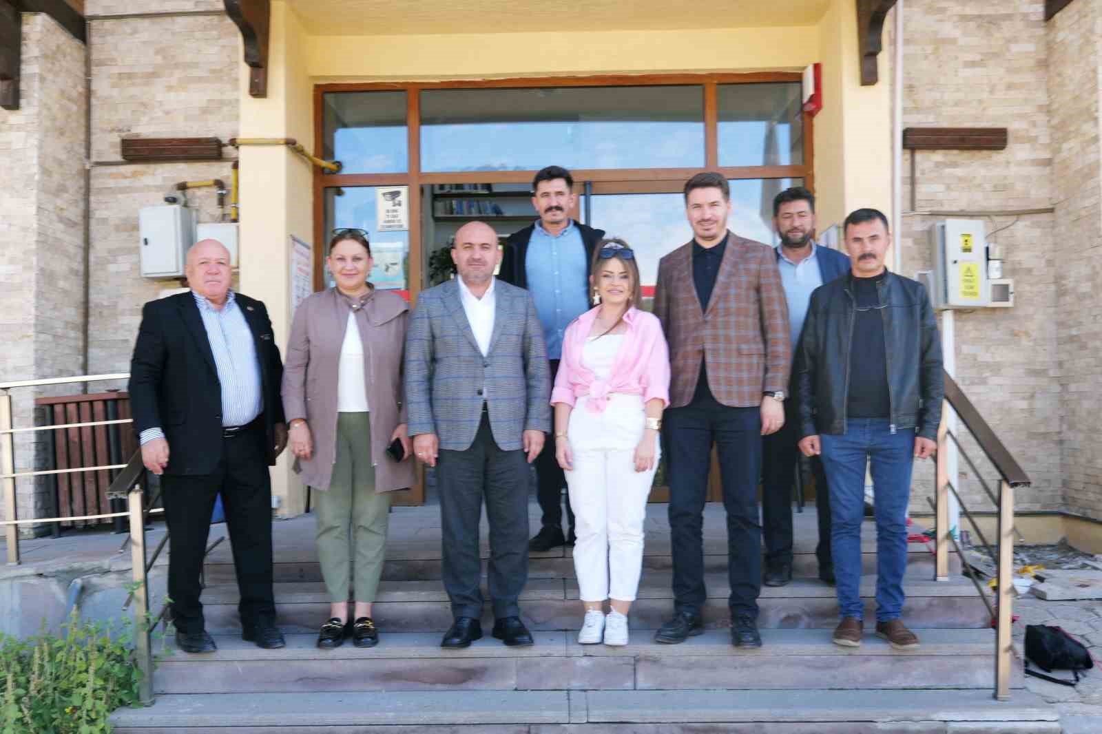 AK PARTİ ESKİŞEHİR İL BAŞKANI GÜRHAN ALBAYRAK, ODUNPAZARI İLÇESİNDEKİ MAHALLE MUHTARLARINI ZİYARET ETTİ.