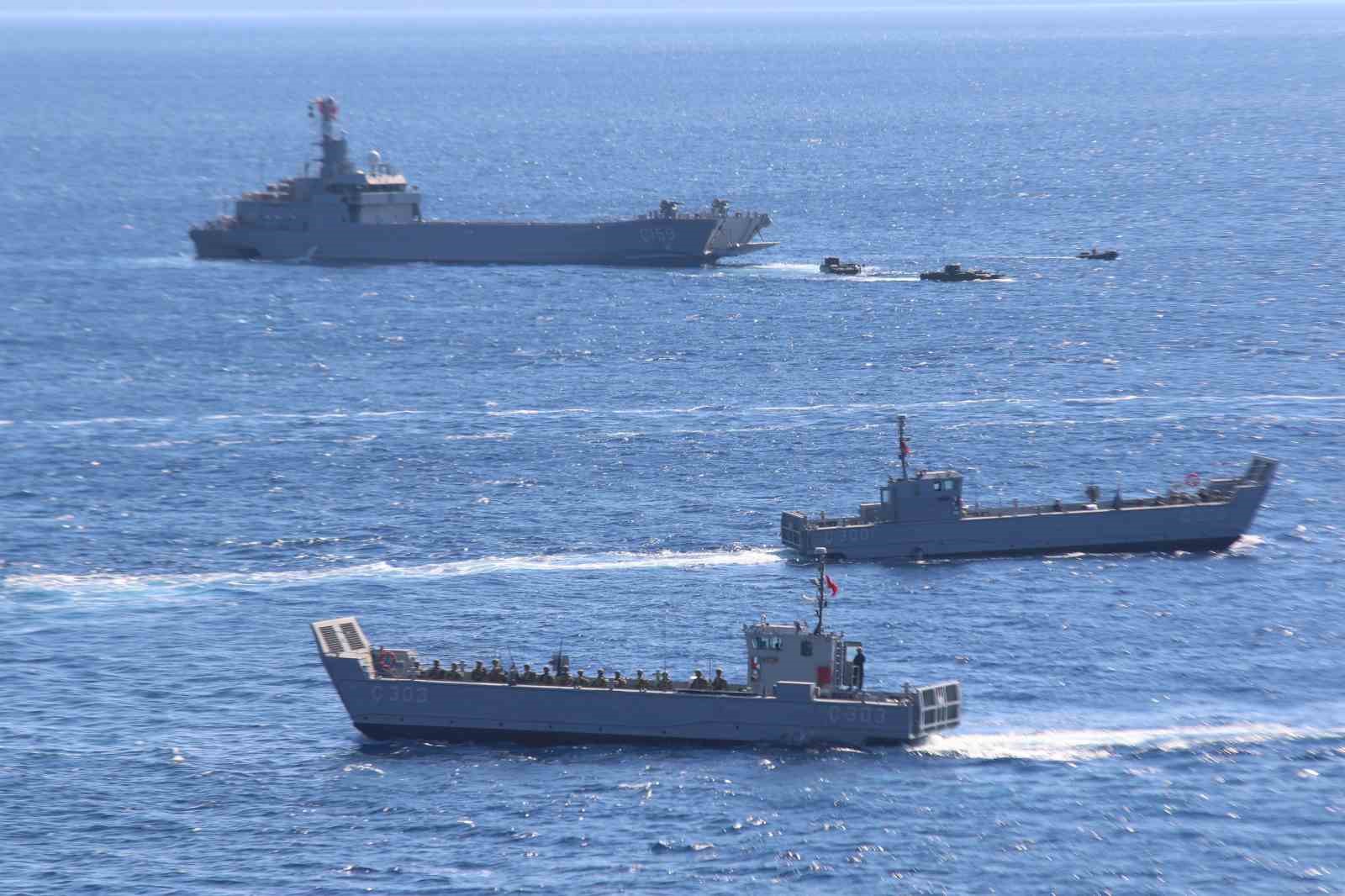 DENİZ KUVVETLERİ KOMUTANLIĞI TARAFINDAN TÜRKİYE'NİN 3 TARAFINDA BULUNAN DENİZLERDE GERÇEKLEŞTİRİLEN DENİZKURDU-I/2026 TATBİKATI'NIN SEÇKİN GÖZLEMCİ GÜNÜ FAALİYETLERİ TAMAMLANDI.