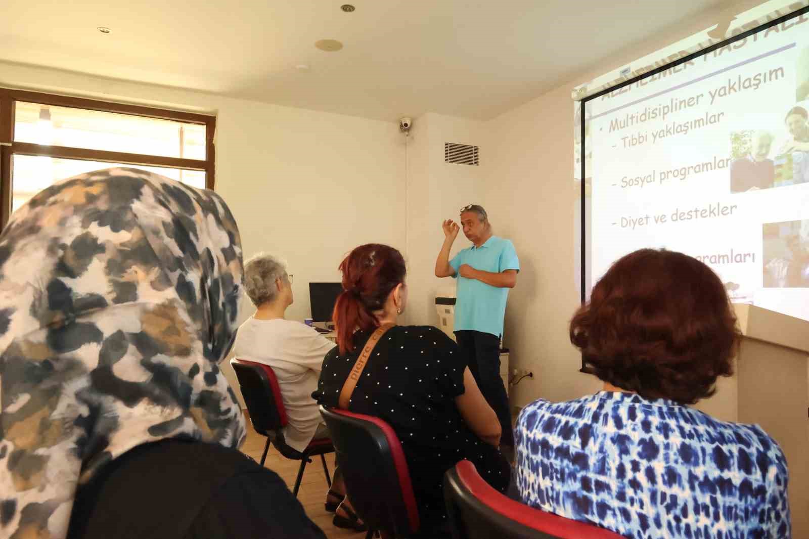 ANTALYA BÜYÜKŞEHİR BELEDİYESİ BÜNYESİNDE ALZHEİMER HASTALARI VE YAKINLARINA HİZMET VEREN MAVİ EV'DE, "DÜNYA ALZHEİMER AYI" KAPSAMINDA FARKINDALIK VE MORAL ETKİNLİKLERİ DÜZENLENDİ