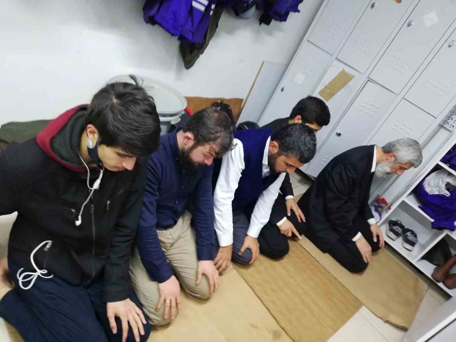 KUYTULCULAR OPERASYONUNDA GÖZALTINA ALINAN ALPARSLAN KUYTUL'UN KENDİ SOSYAL MEDYA HESABINDAN YAPTIĞI NAMAZ PAYLAŞIMI YENİDEN GÜNDEM OLDU.