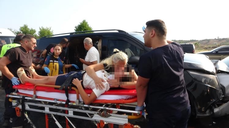 ANTALYA'NIN MANAVGAT İLÇESİNDE 3'Ü TUR ARACI OLMAK ÜZERE 6 ARACIN KARIŞTIĞI ZİNCİRLEME TRAFİK KAZASINDA ARALARINDA YABANCI UYRUKLU TURİSTLERİN DE BULUNDUĞU 17 KİŞİ YARALANDI.