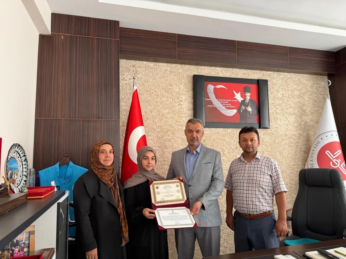 HAFIZLIĞINI TAMAMLAMASININ ARDINDAN HOCASI FATMA ALVER İLE BİRLİKTE BUCAK İLÇE MÜFTÜSÜ OSMAN DEMİREL'İ ZİYARET EDEN ÖZTÜRK, BURADA BAŞARISINI PAYLAŞTI. MÜFTÜ DEMİREL, GENÇ HAFIZI TEBRİK EDEREK KENDİSİNE HEDİYE TAKDİM ETTİ.