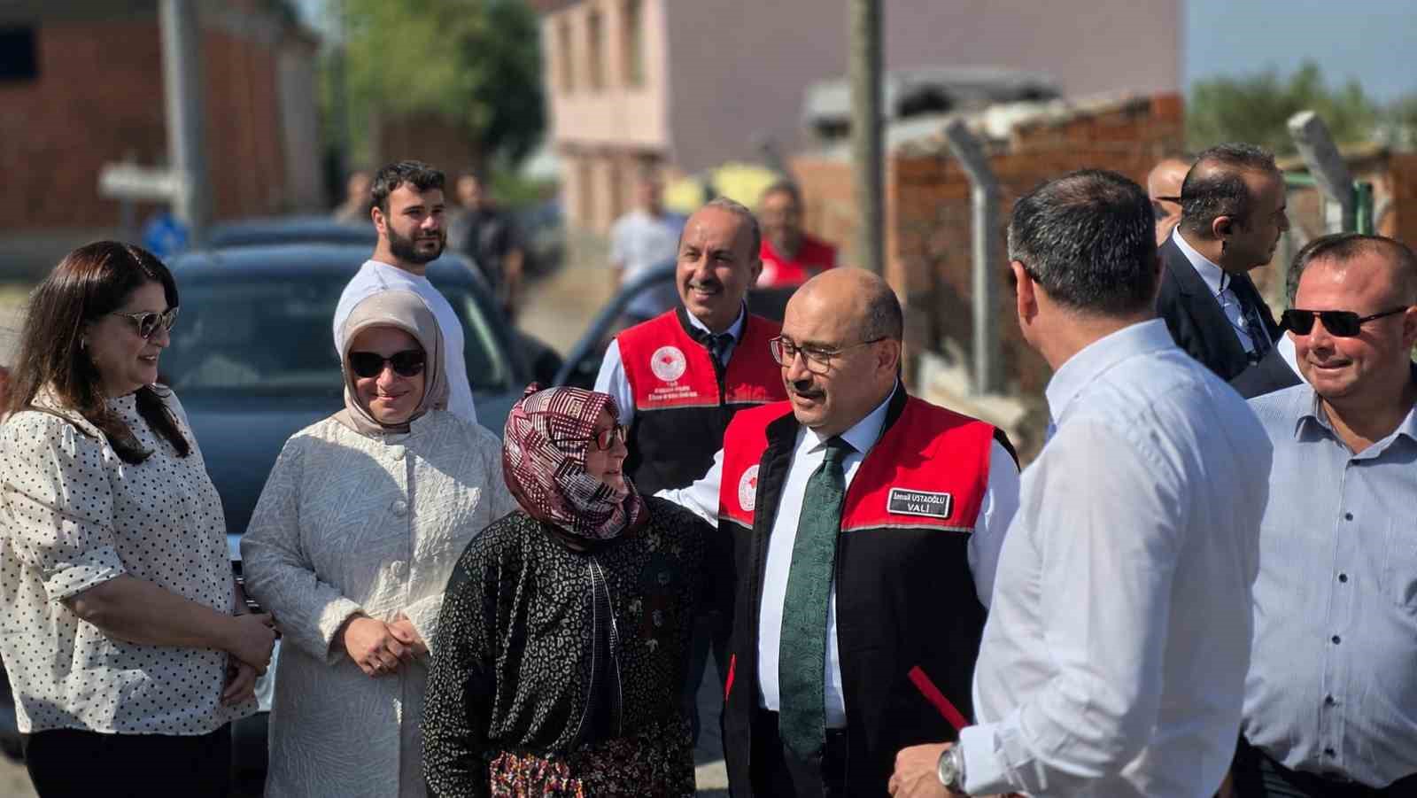 BALIKESİR VALİSİ İSMAİL USTAOĞLU, BANDIRMA'NIN KIRSAL YEŞİLÇOMLU MAHALLESİ'NDE DÜZENLENEN KAVUN HASADI PROGRAMINA KATILARAK ÜRETİCİLERLE BİR ARAYA GELDİ.