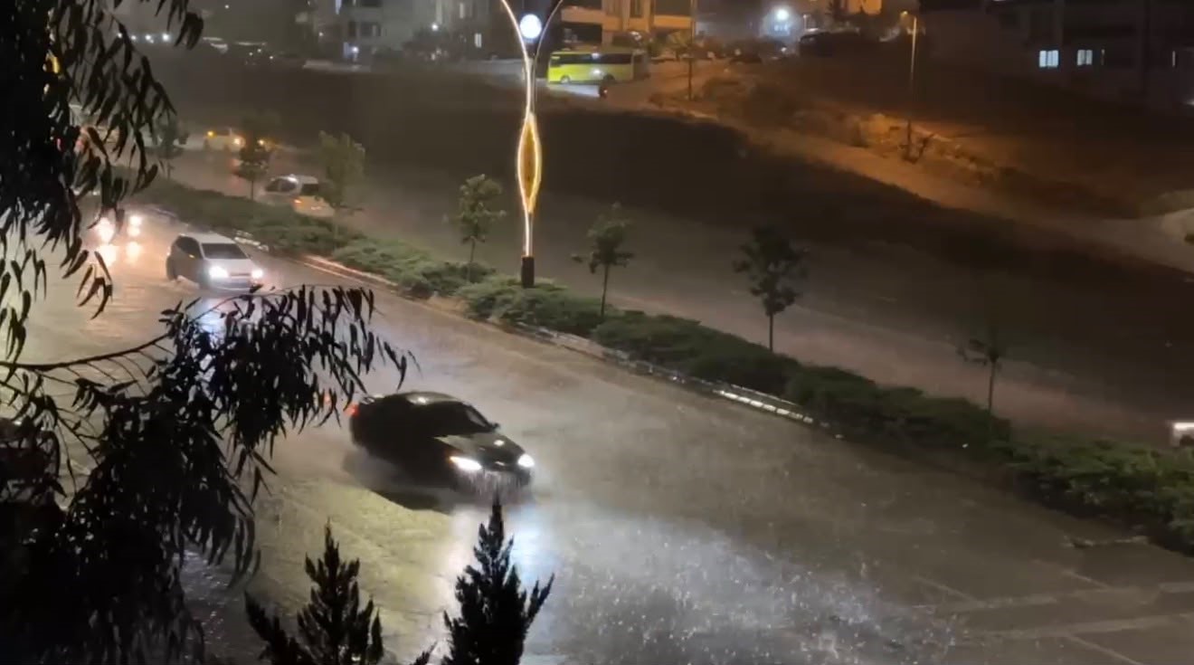 GAZİANTEP’TE ETKİLİ OLAN SAĞANAK YAĞMUR YOLLARI GÖLE ÇEVİRDİ