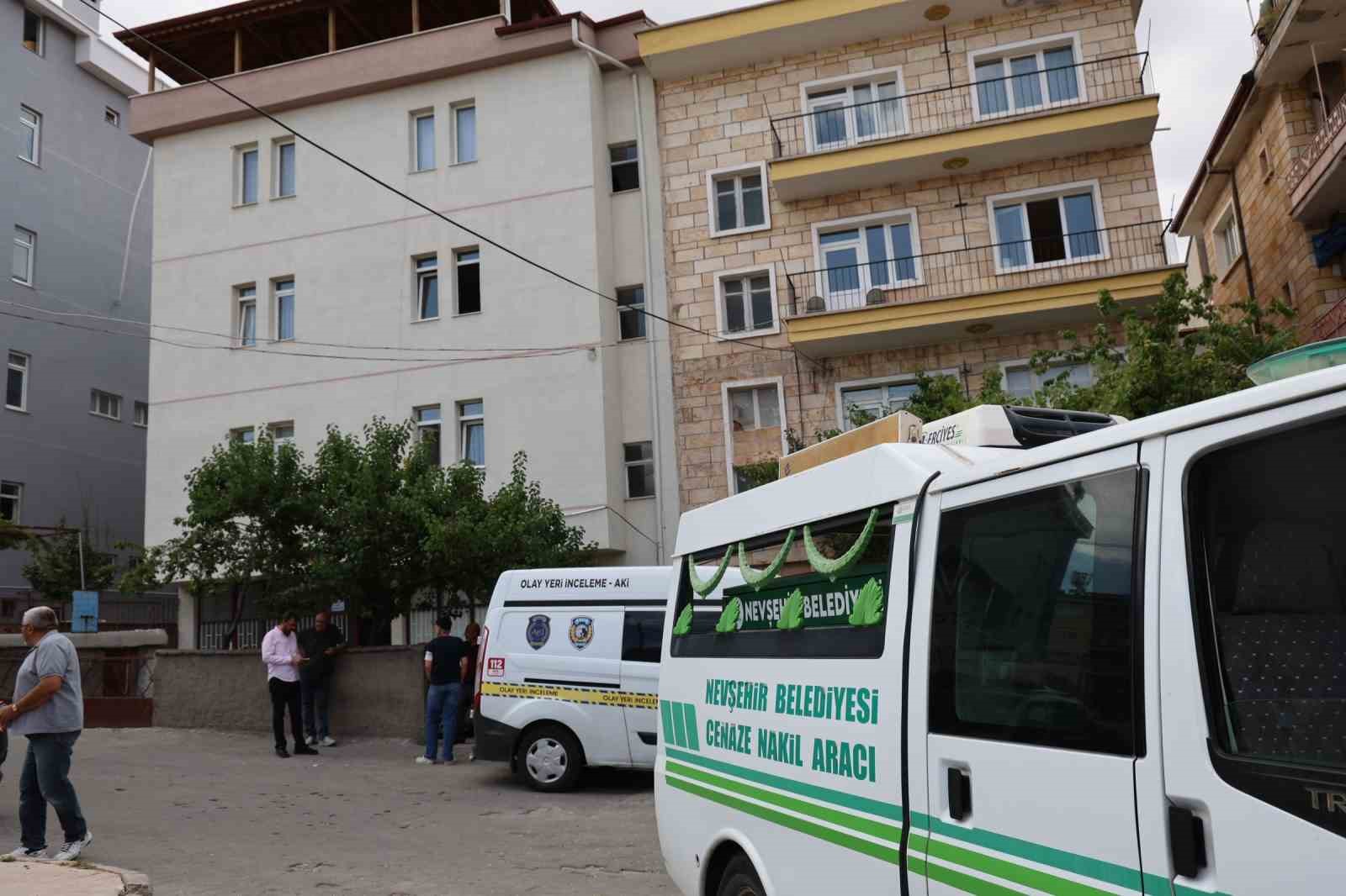 POLİS EKİPLERİ TARAFINDAN İNCELEME YAPILIRKEN, KÖYLÜ’NÜN CANSIZ BEDENİ, KESİN ÖLÜM NEDENİNİN BELİRLENMESİ AMACIYLA OTOPSİ YAPILMAK ÜZERE NEVŞEHİR DEVLET HASTANESİ MORGUNA KALDIRILDI.