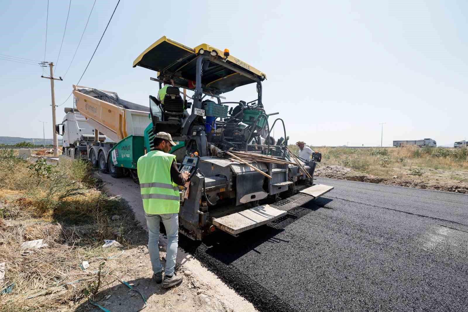 BERGAMA'DA 9 OKULUN BULUNDUĞU BAHÇELİEVLER MAHALLESİ BAŞTA OLMAK ÜZERE BİRÇOK NOKTADA ASFALT SERİMİ TAMAMLANIRKEN, MAHALLELER ARASI ULAŞIM YOLLARINDA DA SATHİ KAPLAMA ÇALIŞMALARI YÜRÜTÜLÜYOR.