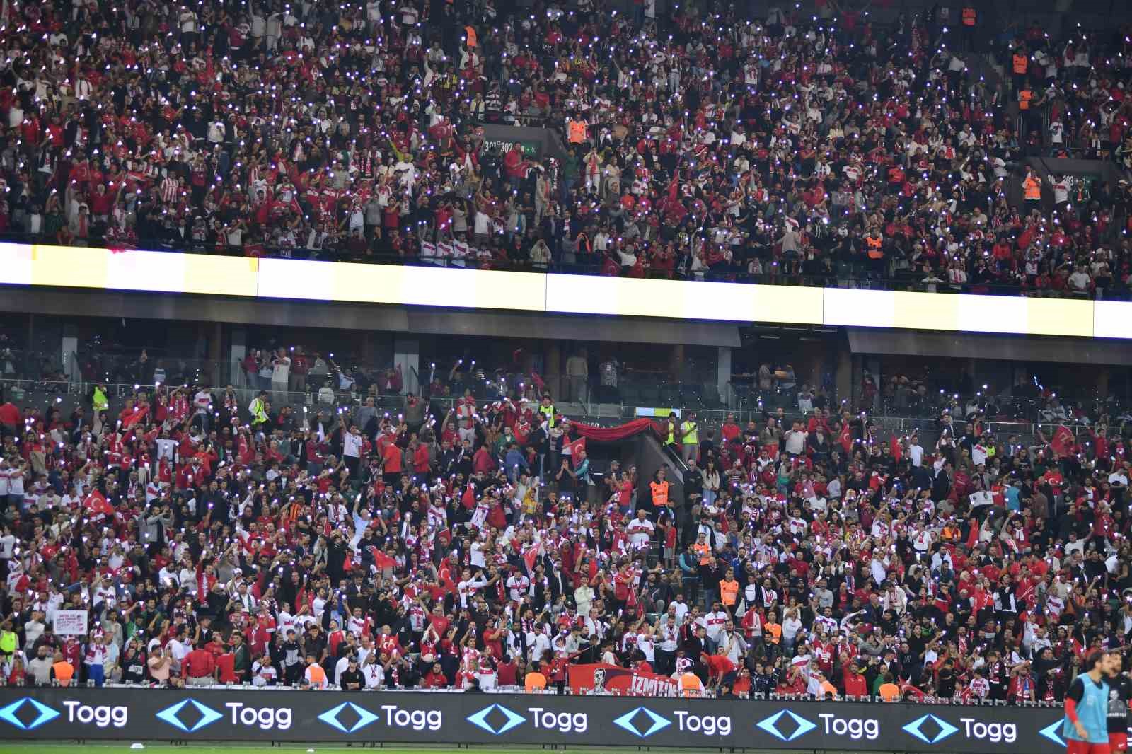A MİLLİ FUTBOL TAKIMI, UEFA ULUSLAR A LİGİ 1. GRUP İLK MAÇINDA FRANSA İLE KOCAELİ'DE KARŞILAŞIYOR. MÜCADELENİN 15 DAKİKASI GOLSÜZ EŞİTLİKLE GEÇİLDİ.