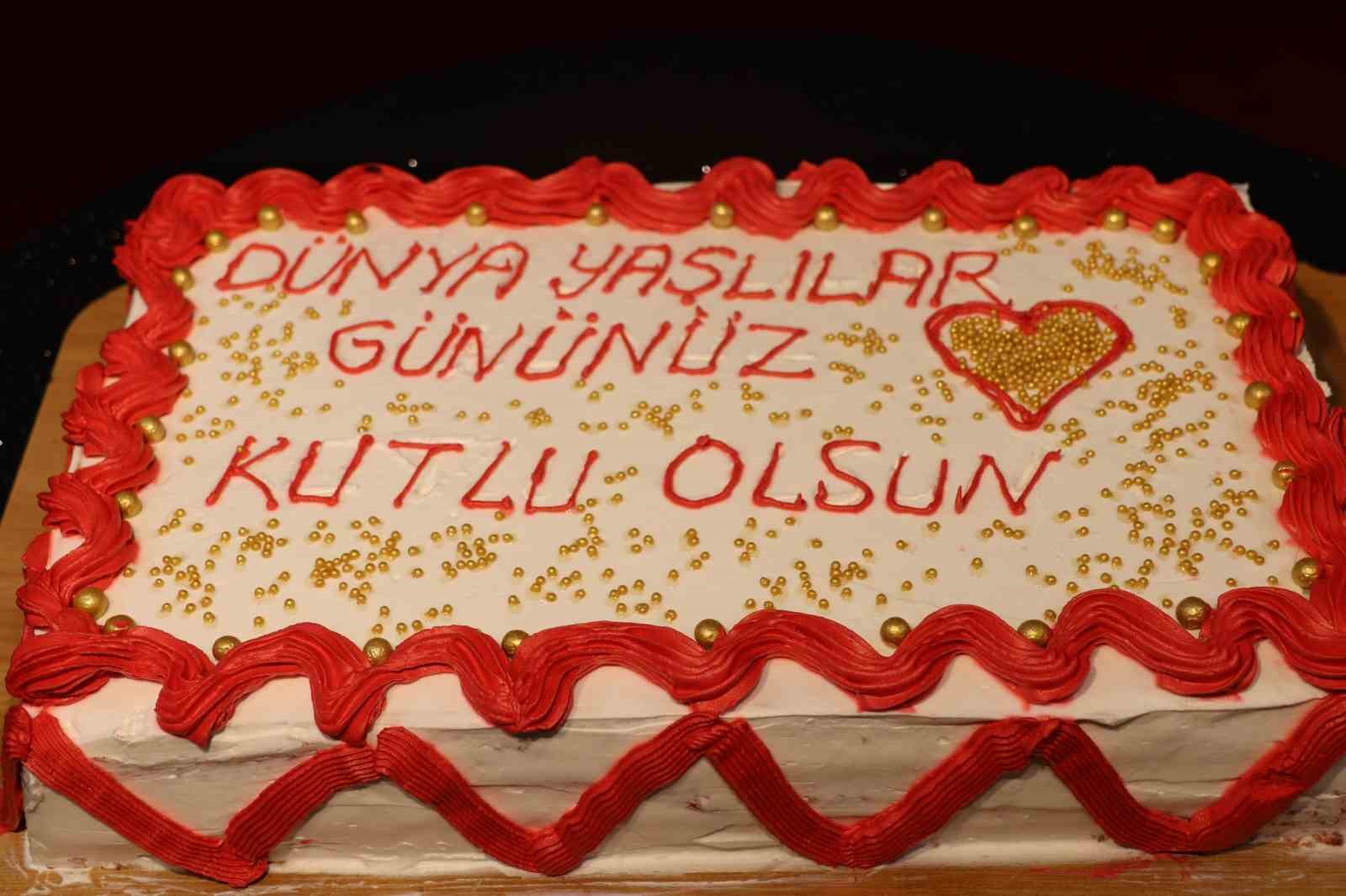 AİLE VE SOSYAL HİZMETLER BAKANLIĞI ÖNCÜLÜĞÜNDE, 1 EKİM DÜNYA YAŞLILAR GÜNÜ KAPSAMINDA 81 İLDE EŞ ZAMANLI GERÇEKLEŞTİRİLEN FARKINDALIK YÜRÜYÜŞÜNÜN ERZURUM AYAĞI, ERZURUM AİLE VE SOSYAL HİZMETLER İL MÜDÜRLÜĞÜ TARAFINDAN DÜZENLENDİ.