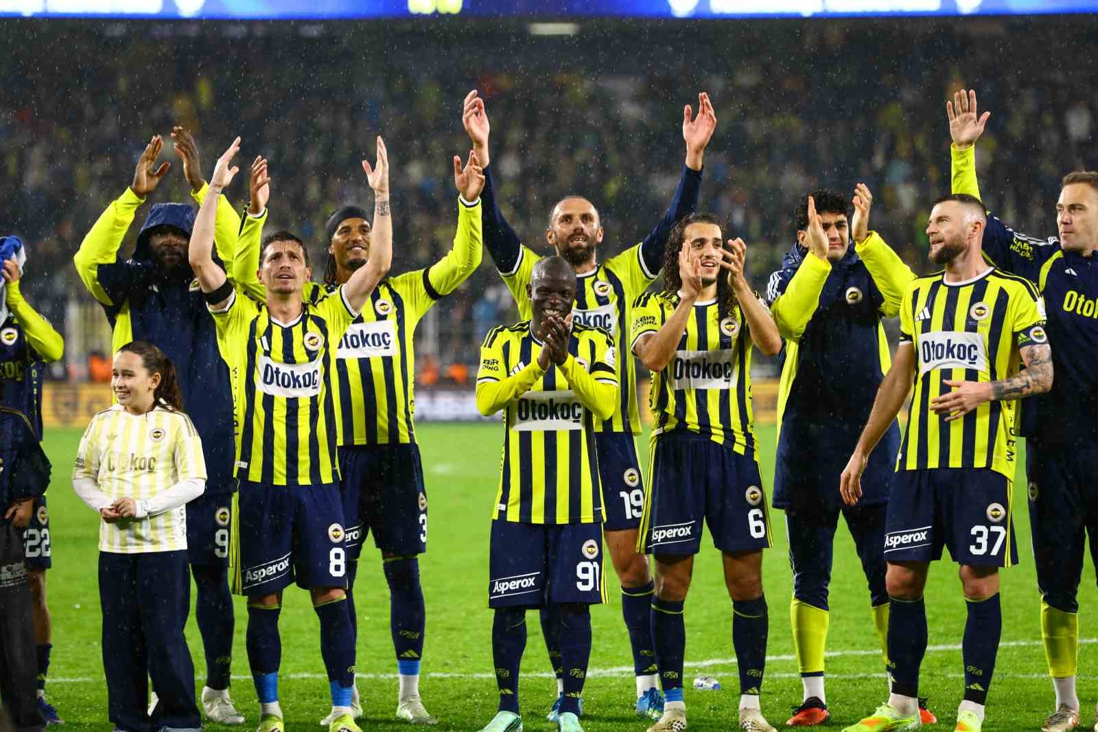 FENERBAHÇE, CORENDON ALANYASPOR'U 3-0 MAĞLUP ETTİ VE LİGDE ÜST ÜSTE 3. GALİBİYETİNİ ELDE ETTİ.