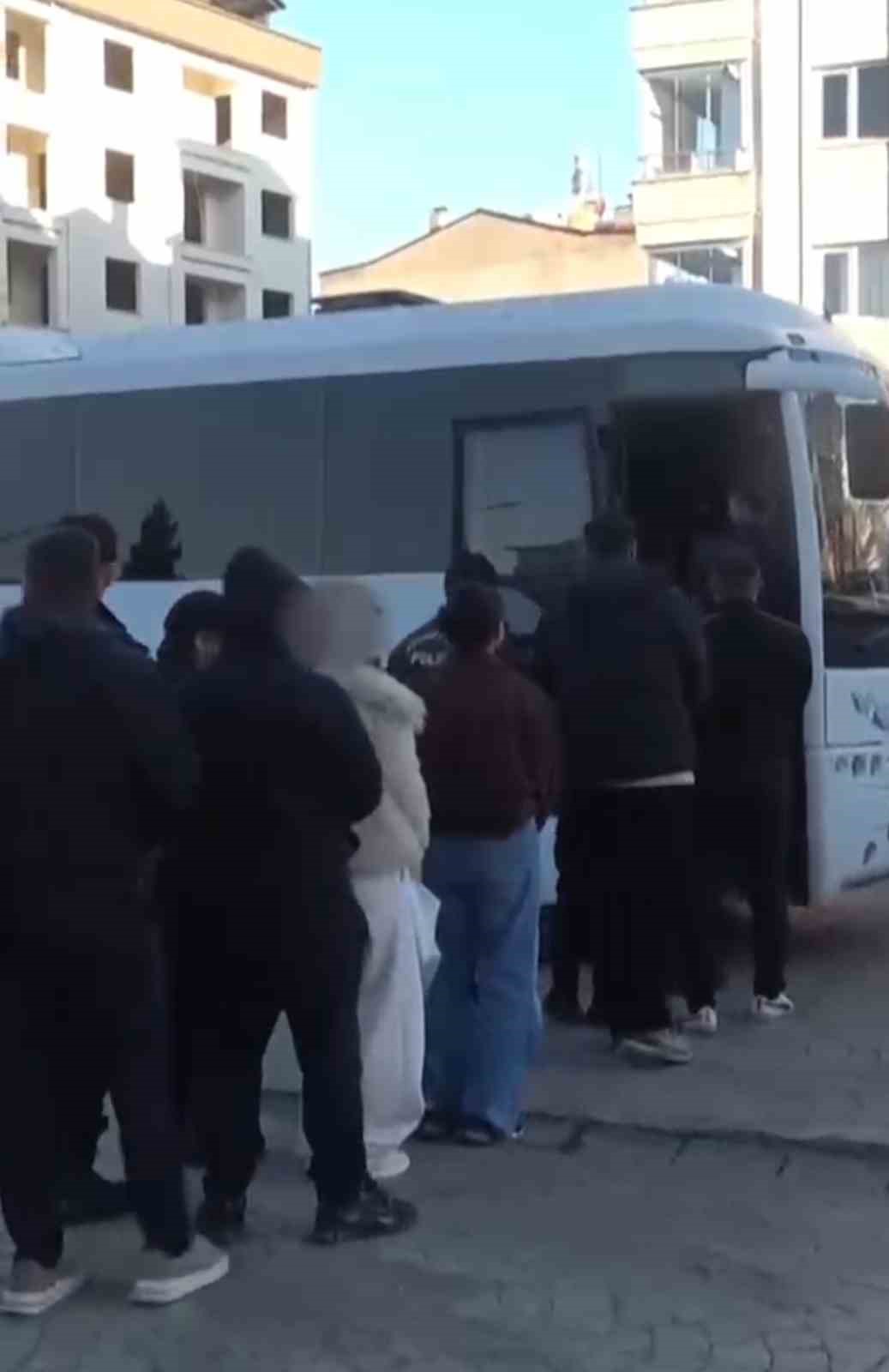 ORDU MERKEZLİ 27 İLDE DÜZENLENEN NİTELİKLİ DOLANDIRICILIK OPERASYONUNDA GÖZALTINA ALINAN 52 ŞÜPHELİDEN 19'U TUTUKLANDI.