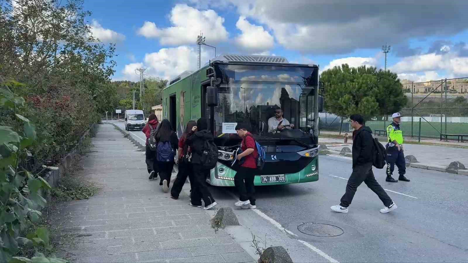 ARNAVUTKÖY BELEDİYESİ, EĞİTİM-ÖĞRETİM DÖNEMİNDE ÖĞRENCİLERİN HAYATINI KOLAYLAŞTIRMAK AMACIYLA BAŞLATTIĞI ÜCRETSİZ ŞEHİR İÇİ ULAŞIM HİZMETİNİ ARALIKSIZ SÜRDÜRÜYOR.