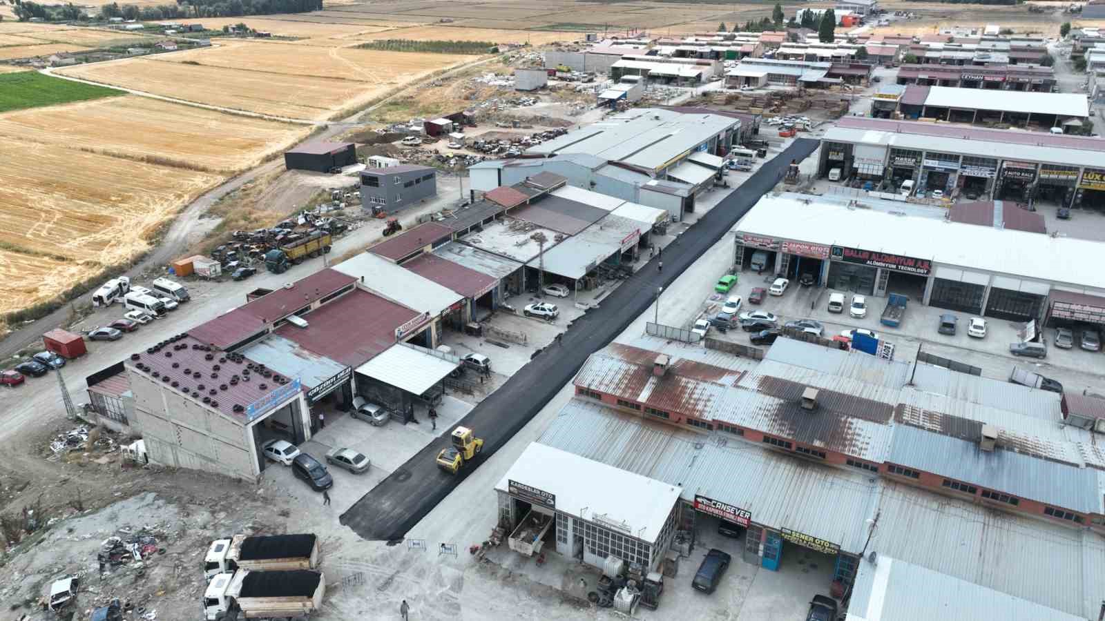 SORGUN BELEDİYESİ, İLÇE GENELİNDEKİ ULAŞIM ALTYAPISINI GÜÇLENDİRME ÇALIŞMALARI KAPSAMINDA SORGUN SANAYİ SİTESİ’NDE KAPSAMLI ASFALT SERİM ÇALIŞMASI BAŞLATTI.-