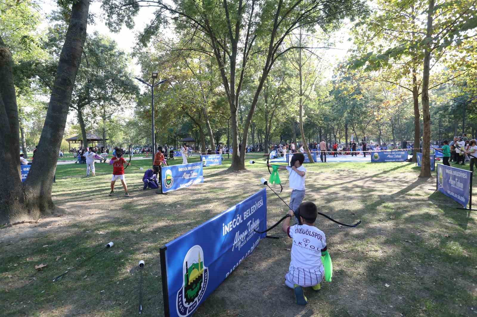 İNEGÖL BELEDİYESİ TARAFINDAN DÜZENLENEN 2. SPOR ŞENLİĞİ, YÜZLERCE ÇOCUK VE AİLELERİNİN KATILIMIYLA GERÇEKLEŞTİRİLDİ. GÜN BOYUNCA 17 FARKLI SPOR BRANŞINI DENEYİMLEME FIRSATI BULAN ÇOCUKLAR HEM EĞLENDİ HEM DE YETENEKLERİNİ KEŞFETME İMKÂNI BULDU. İNEGÖL BELEDİYE BAŞKANI ALPER TABAN DA ŞENLİK ALANINI ZİYARET EDEREK ÇOCUKLARIN HEYECANINA ORTAK OLDU.