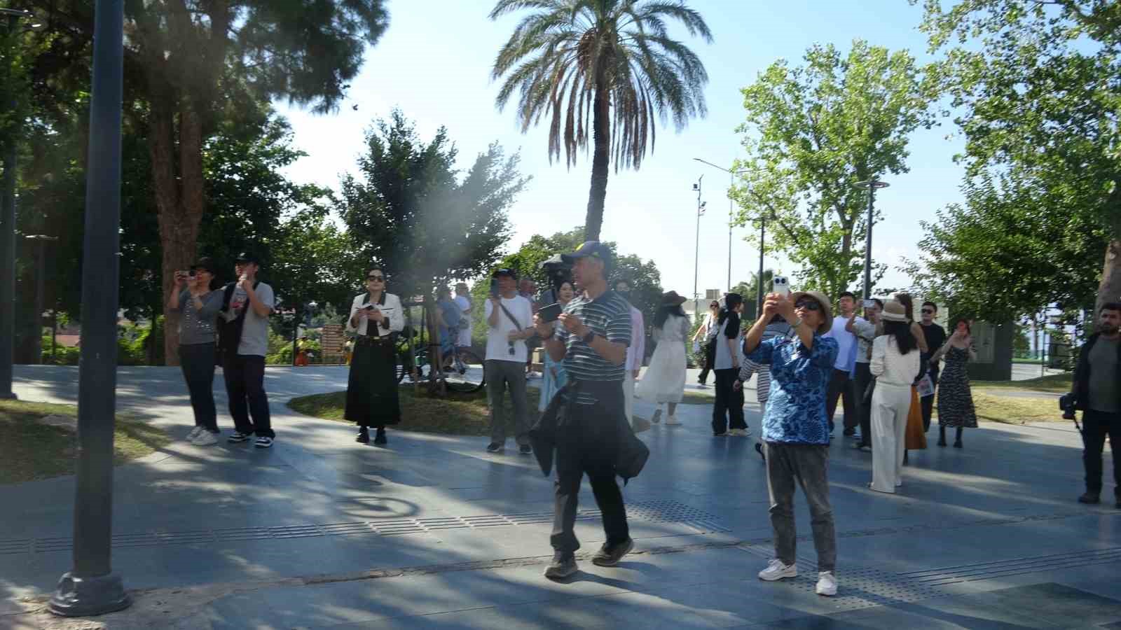 FİLİSTİN HALKINA DESTEK MESAJI VEREN GRUBA ÇEVREDEKİ TURİSTLER DE DESTEK VERDİ.