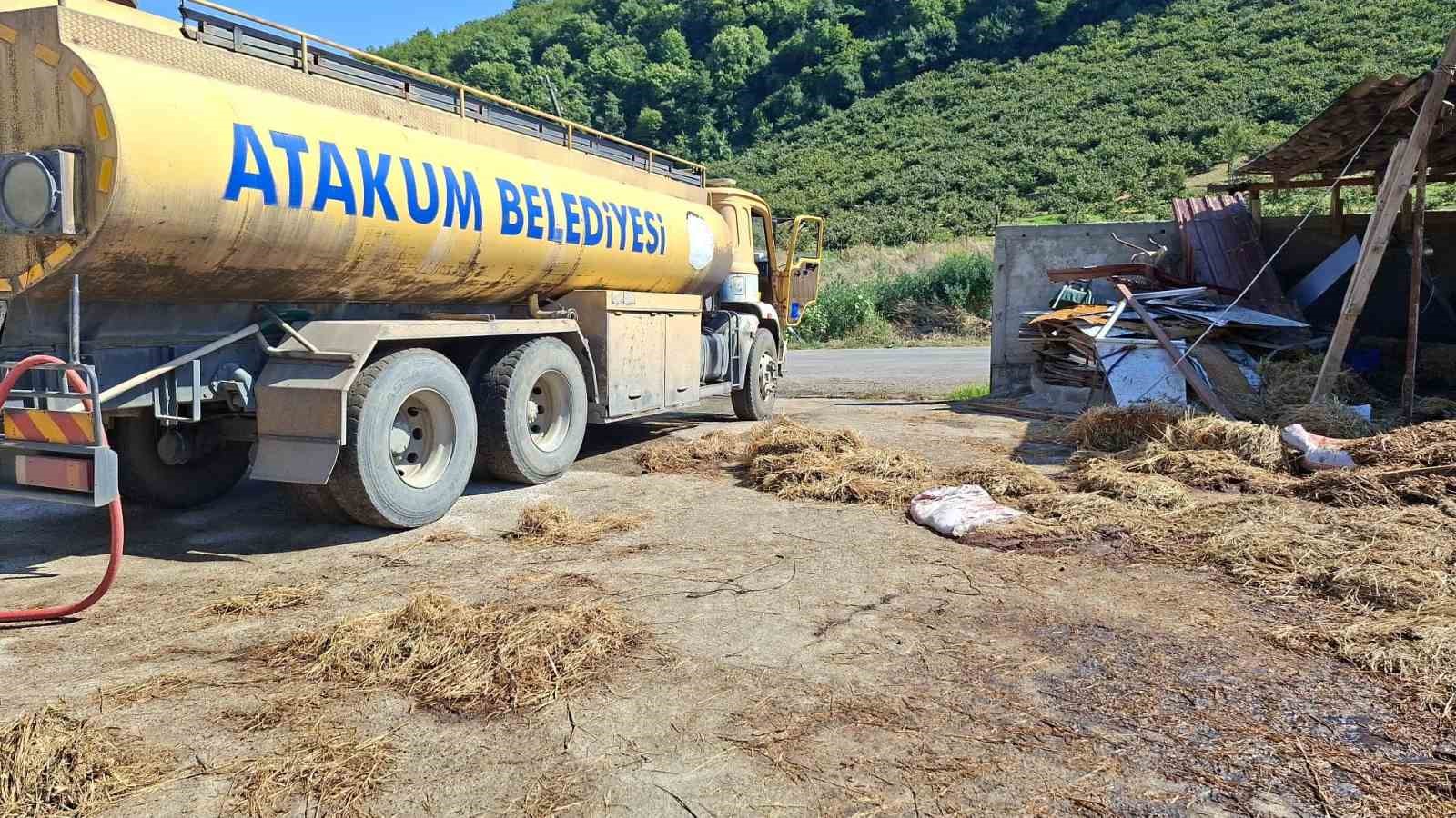 SAMSUN’UN ATAKUM İLÇESİNDE KİLİTLİ TAŞ PARKE TESİSİNDE ÇIKAN YANGIN, BİTİŞİĞİNDEKİ BÜYÜKBAŞ HAYVAN AHIRINA SIÇRADI. YANGIN VE YOĞUN DUMANDAN ETKİLENEN 53 DANA TELEF OLDU.