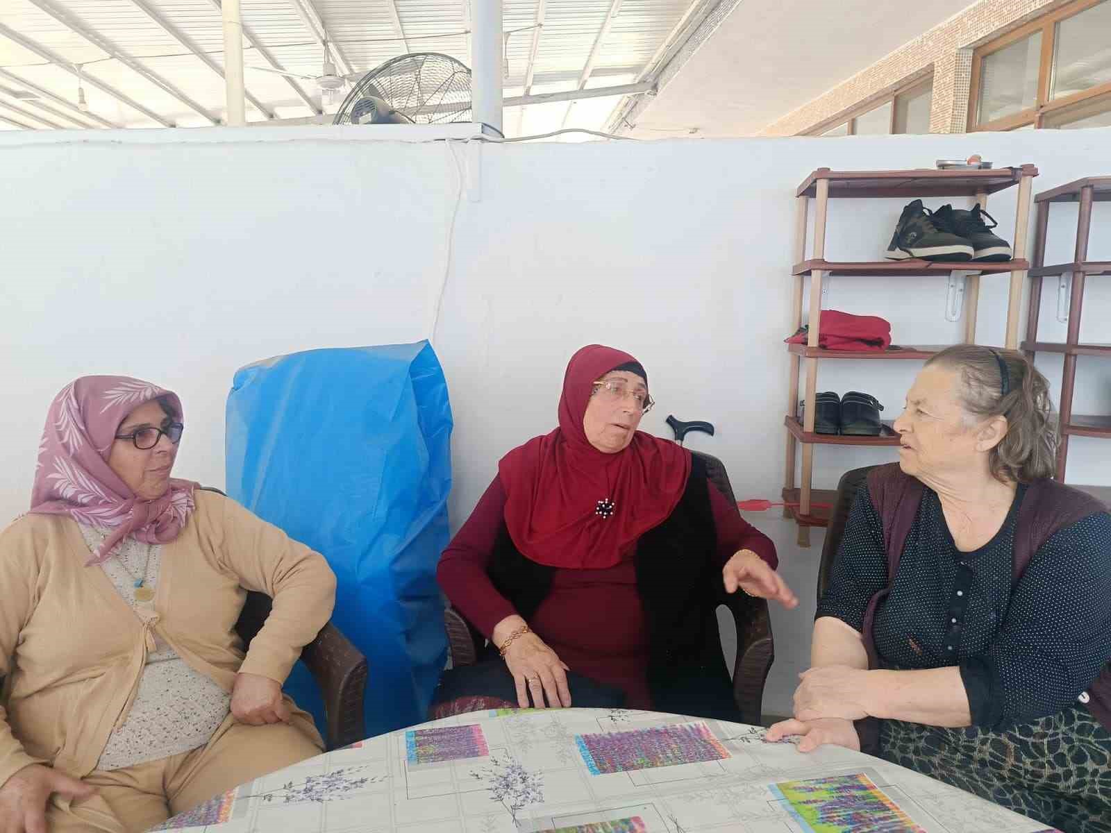 YILLARINI GEÇİRDİĞİ KÖYÜNE YENİDEN ADIM ATAN KAÇAR, ESKİ EVİNİ GÖRÜNCE DUYGUSAL ANLAR YAŞARKEN, KÖYLÜLERİ TARAFINDAN DA BÜYÜK BİR SEVİNÇLE KARŞILANDI.
