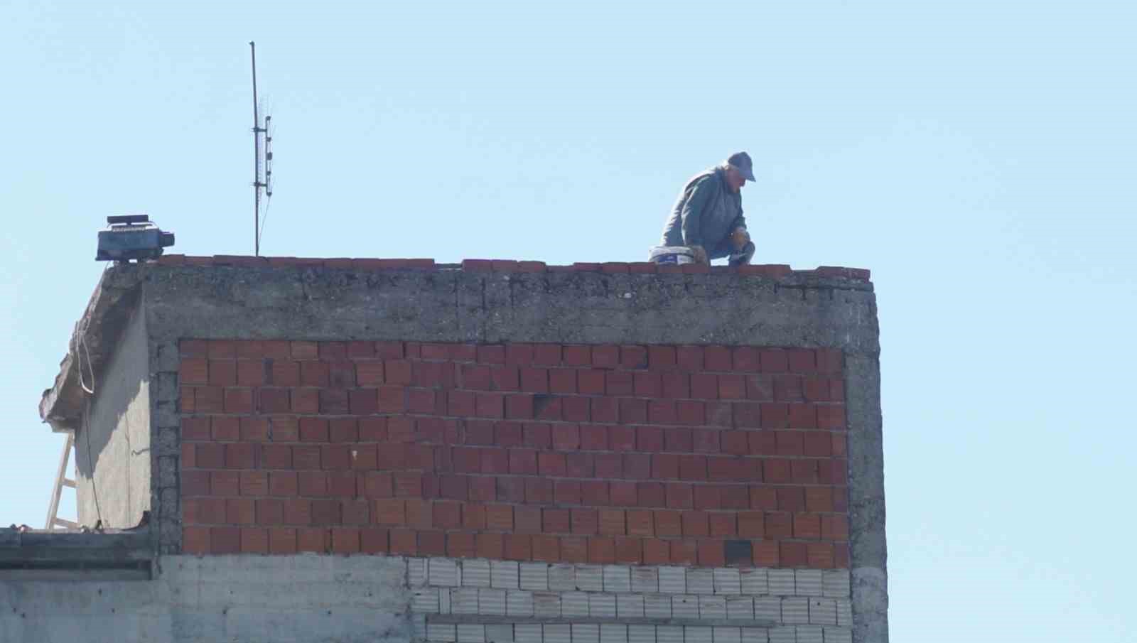 İZMİR'DE 10 KATLI BİR APARTMANIN ÇATISINDA HİÇBİR İŞ GÜVENLİĞİ ÖNLEMİ ALINMADAN YAPILAN İZOLASYON ÇALIŞMASI YÜREKLERİ AĞZA GETİRDİ.