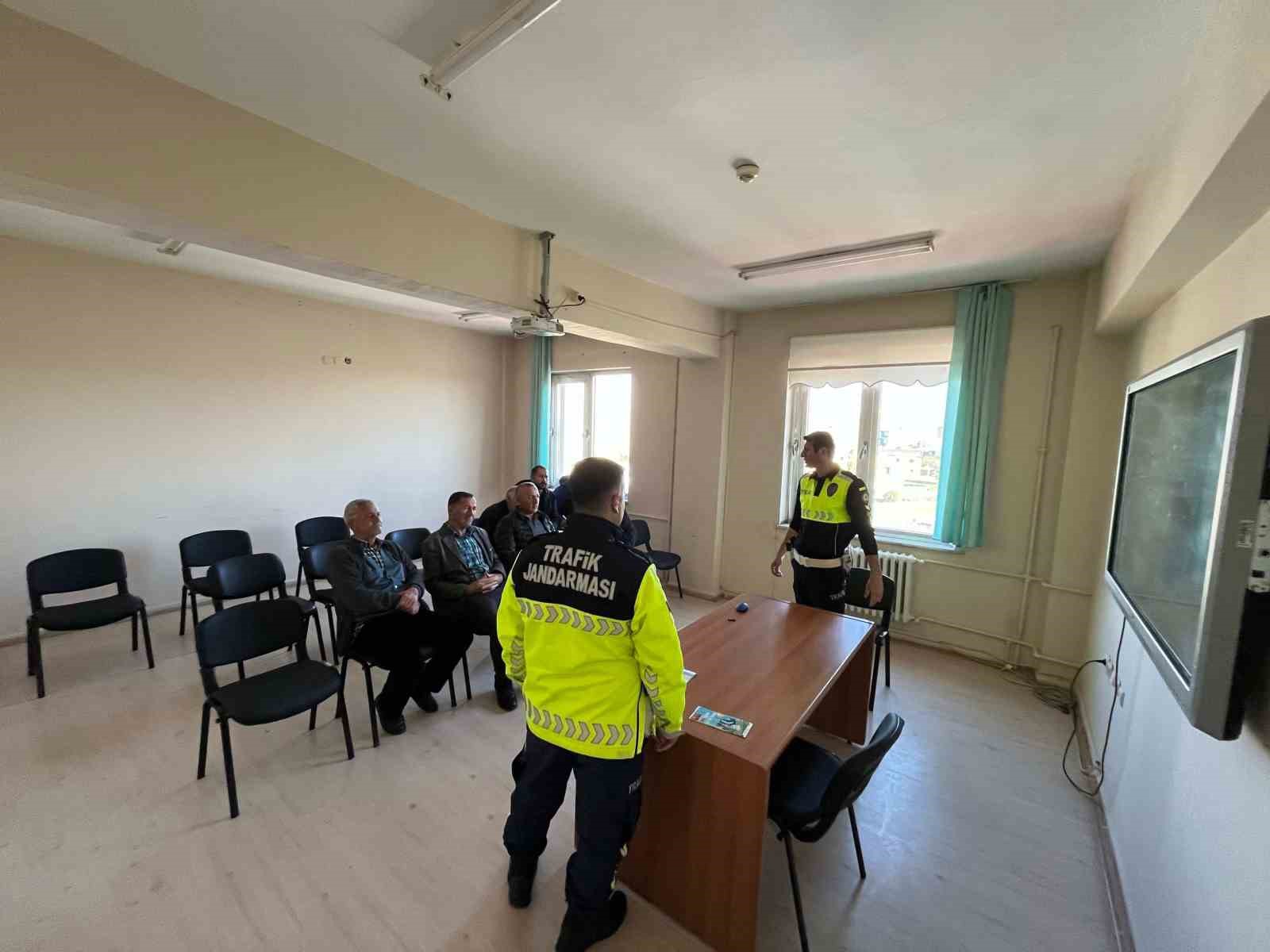 AKYAKA’DA OKUL SERVİS ŞOFÖRLERİNE TRAFİK EĞİTİMİ(KARS-İHA)