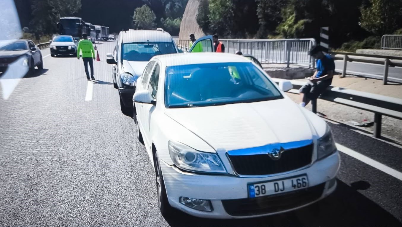 BİLECİK’TE 4 ARAÇ BİRBİRİNE GİRDİ: 1 YARALI