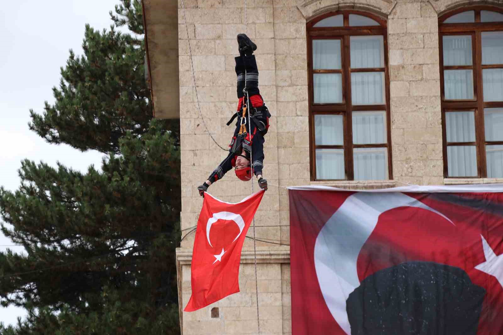 KADIN İTFAİYE ERİ, HALAT İLE AŞAĞI SARKARAK TÜRK BAYRAĞI AÇTI. İTFAİYE EKİPLERİNİN OLAYLARA SOĞUKKANLI VE BAŞARILI MÜDAHALESİ, ÖĞRENCİLERDEN ALKIŞ TOPLADI.